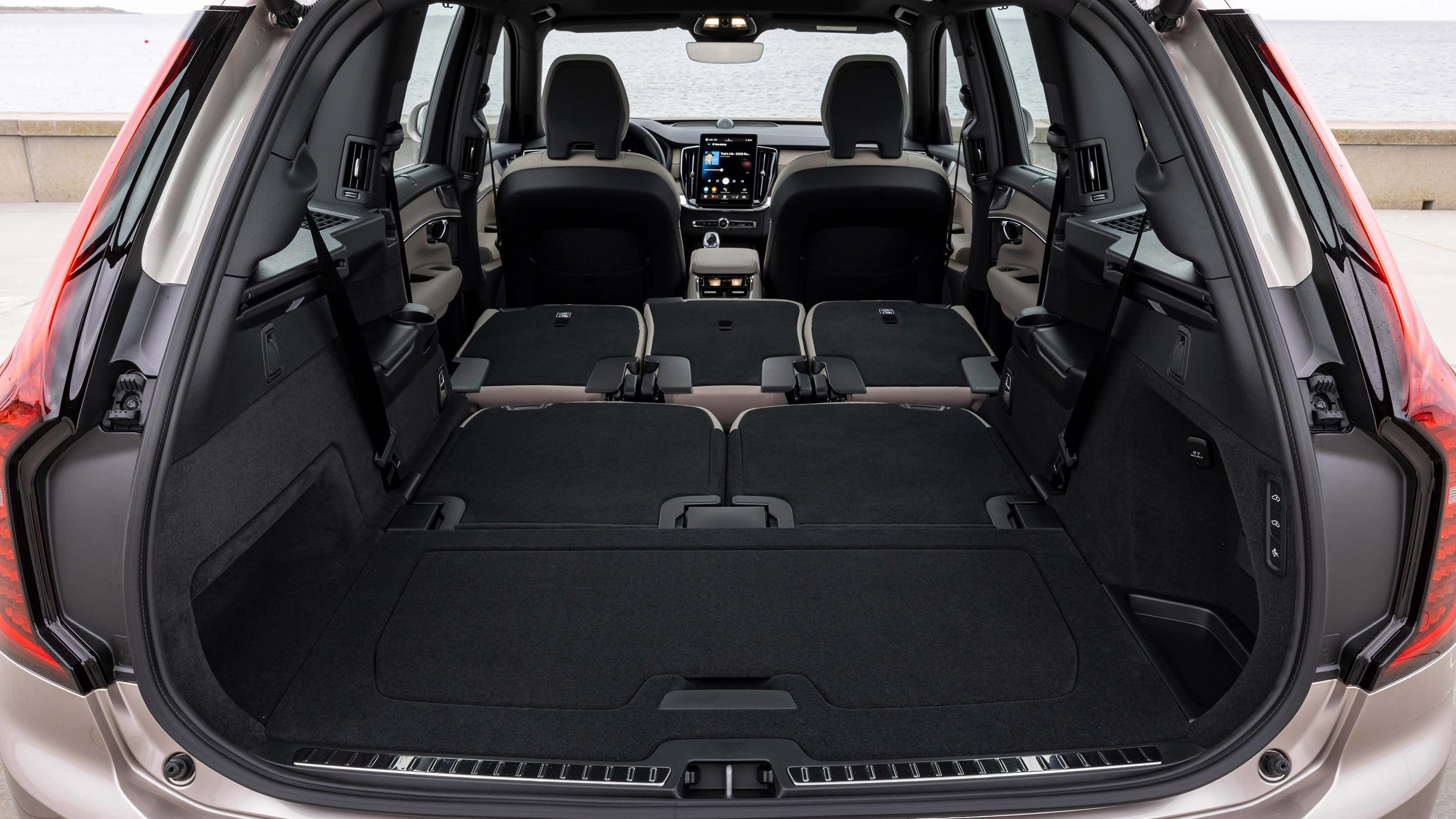 Volvo XC90 T8 - boot all seats down