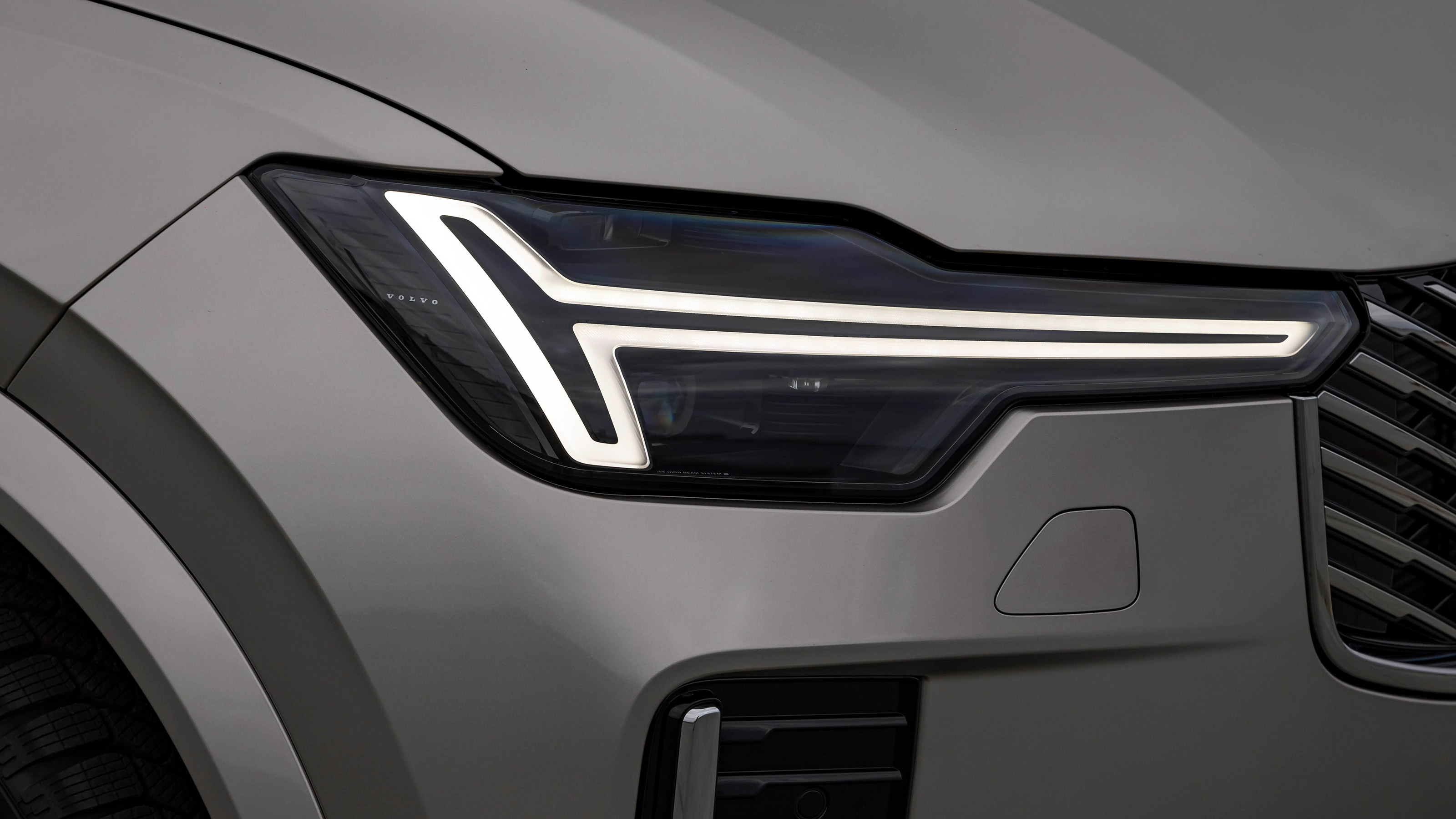 Volvo XC90 T8 - front light