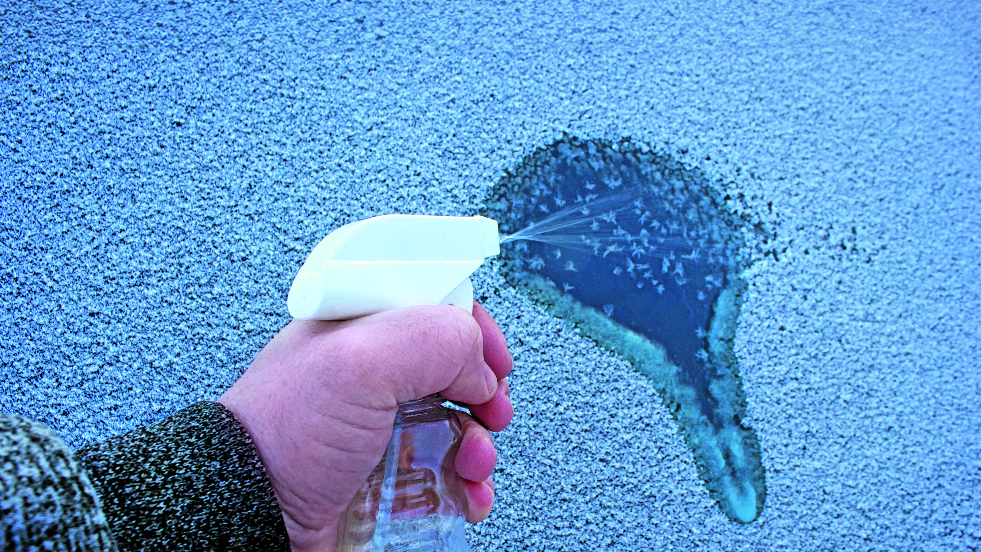 Winter car checklist - car de-icer 
