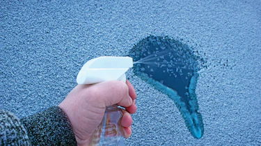Winter car checklist - car de-icer