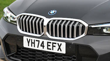 BMW 330e - kidney grilles