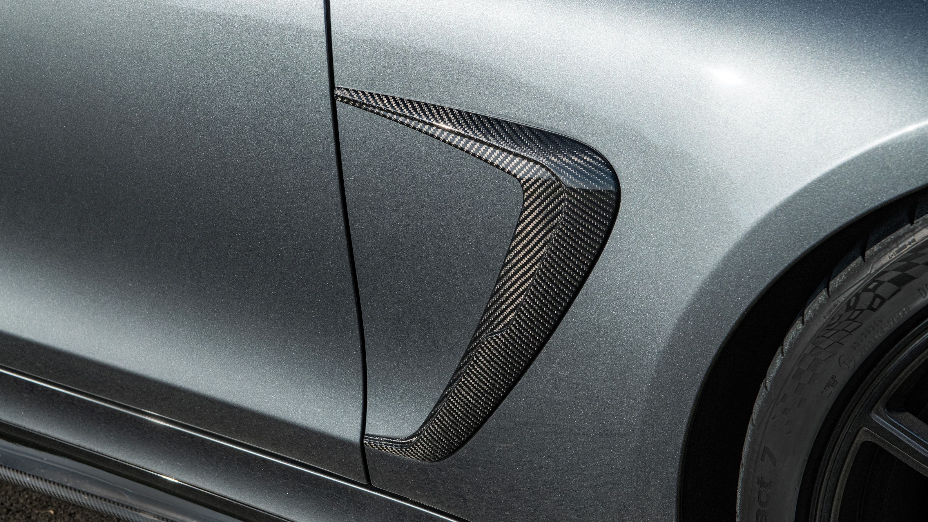 BRABUS 750 GT - side carbon