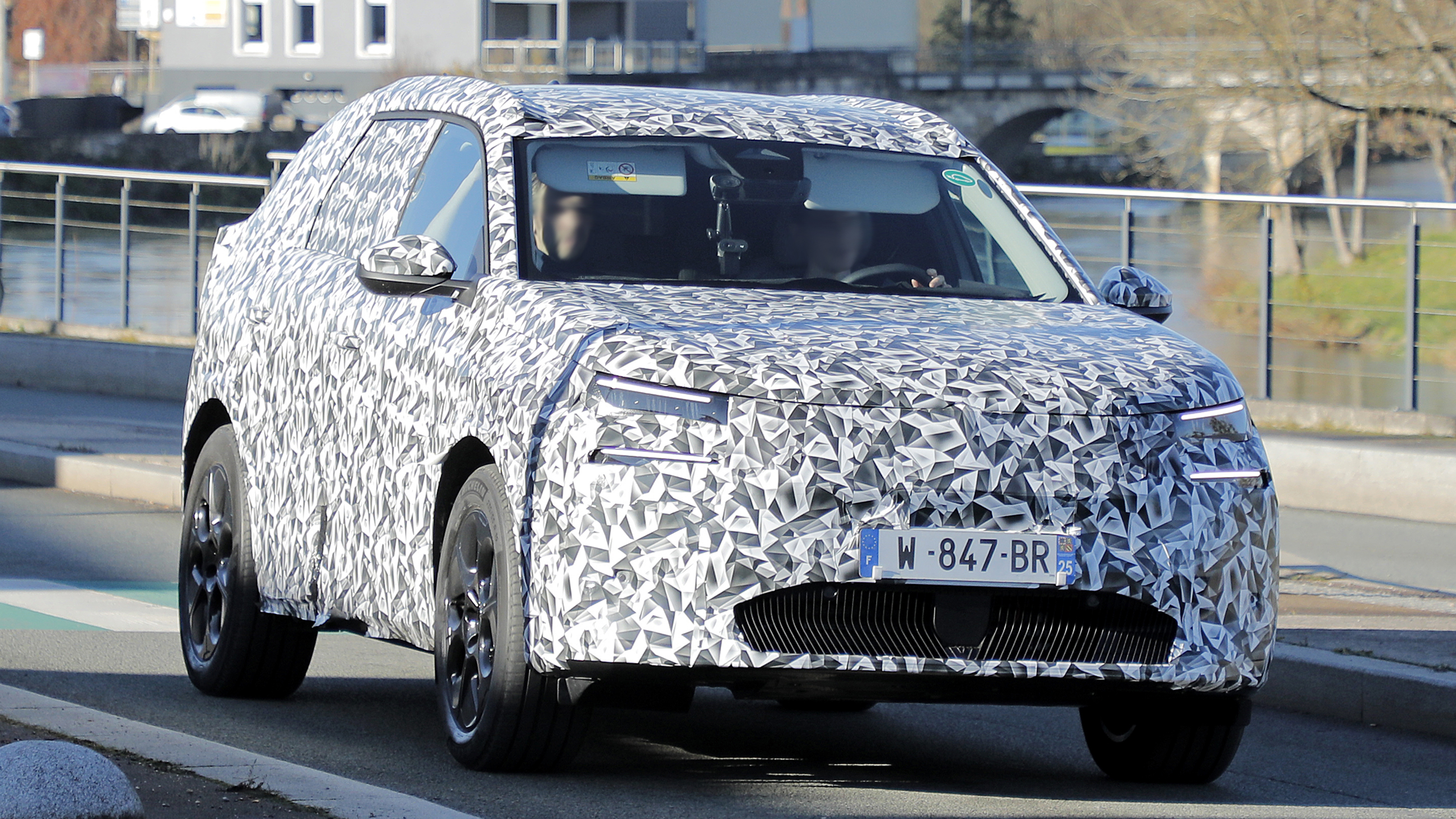 New Citroen C5 Aircross spy shots - front end