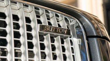 Clive Sutton LEVC TX - grille badge