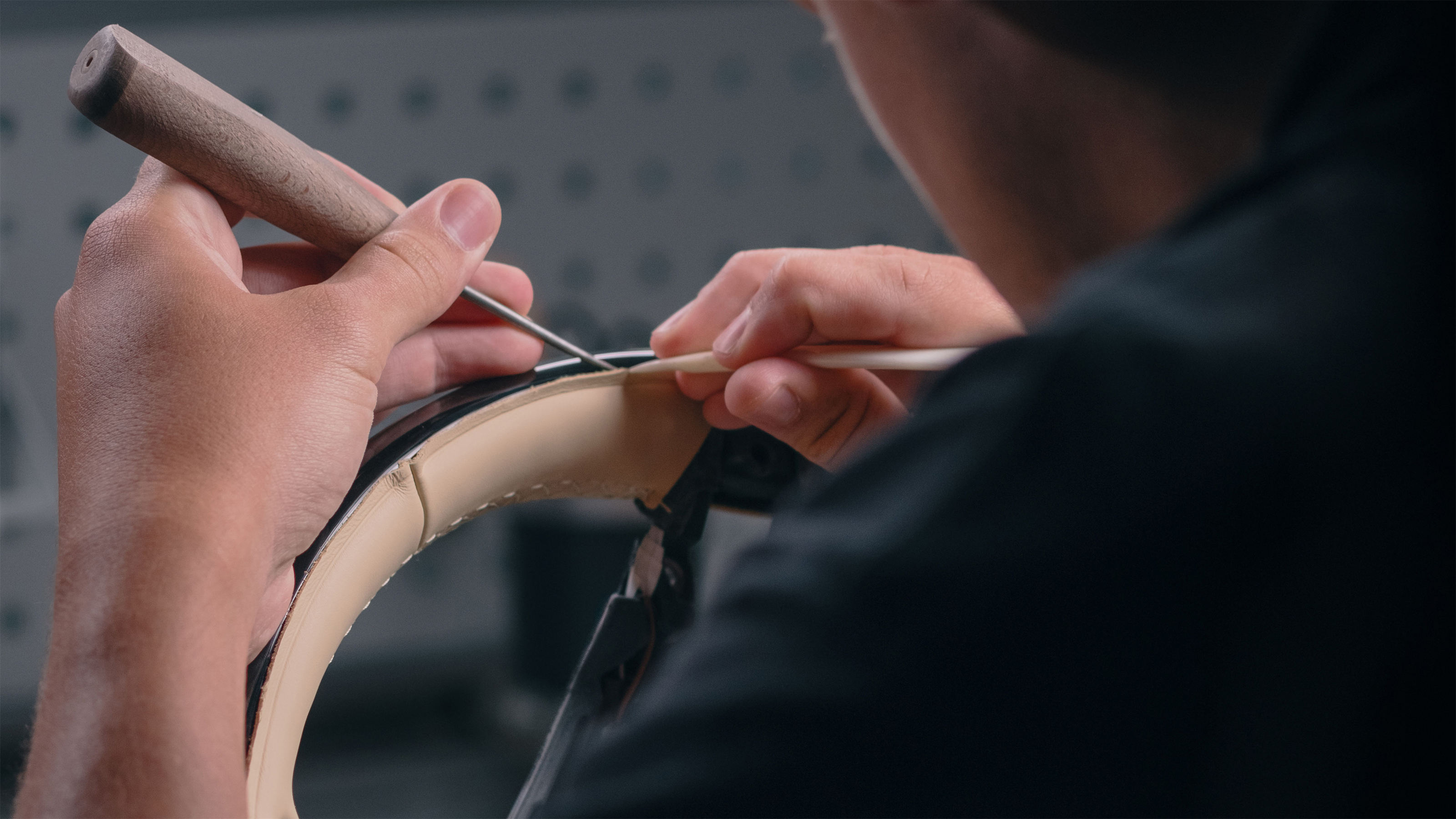 Exclusive Mercedes Manufaktur - leather wrapping steering wheel