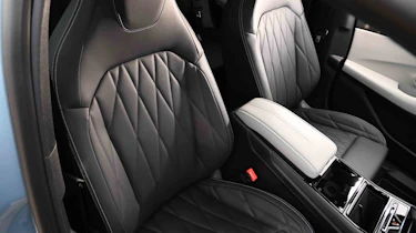 Ford Explorer - front seats (looking down)