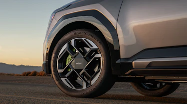 Kia EV9 GT - front wheel