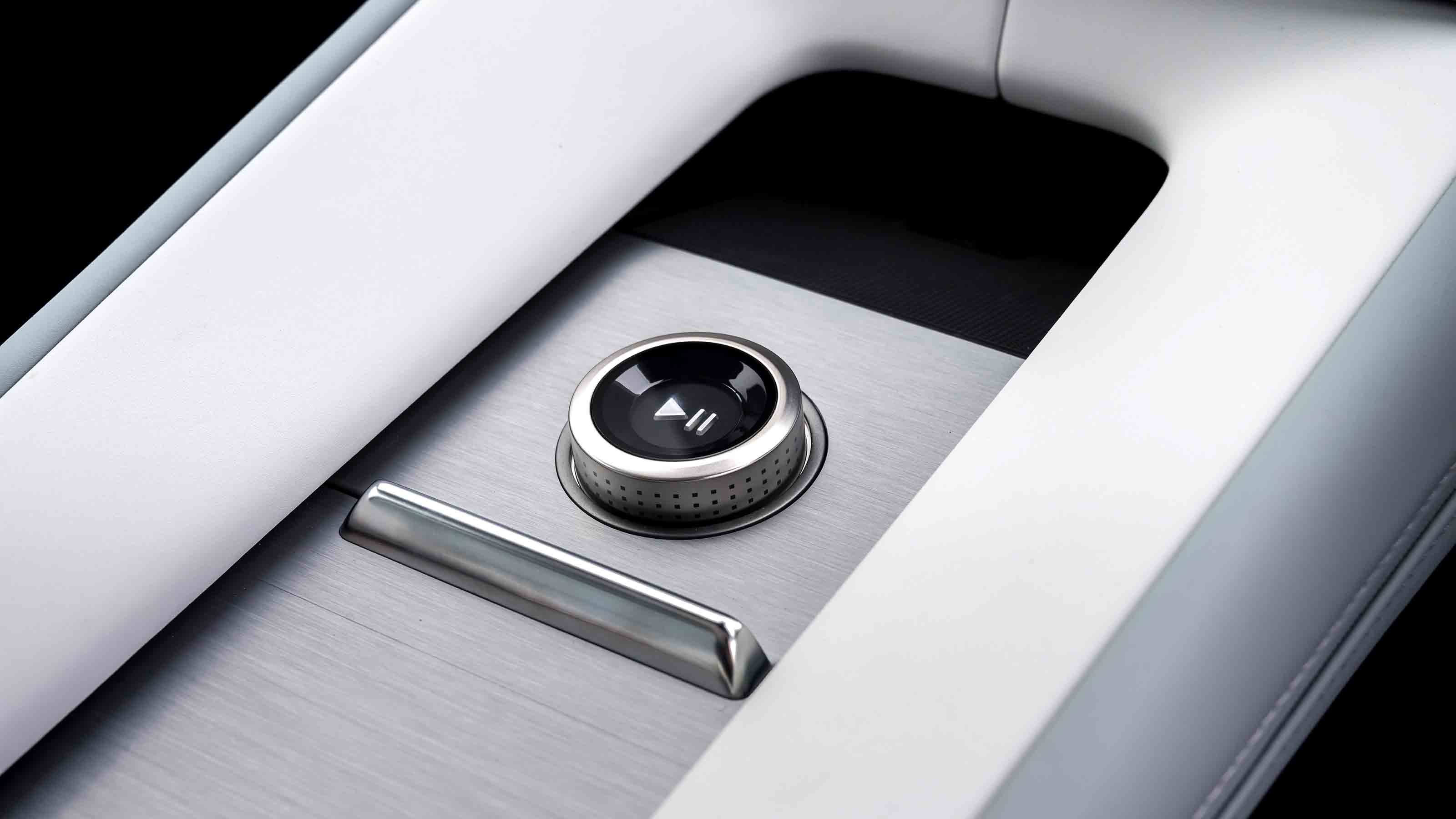 Polestar 4 Coupe - volume control