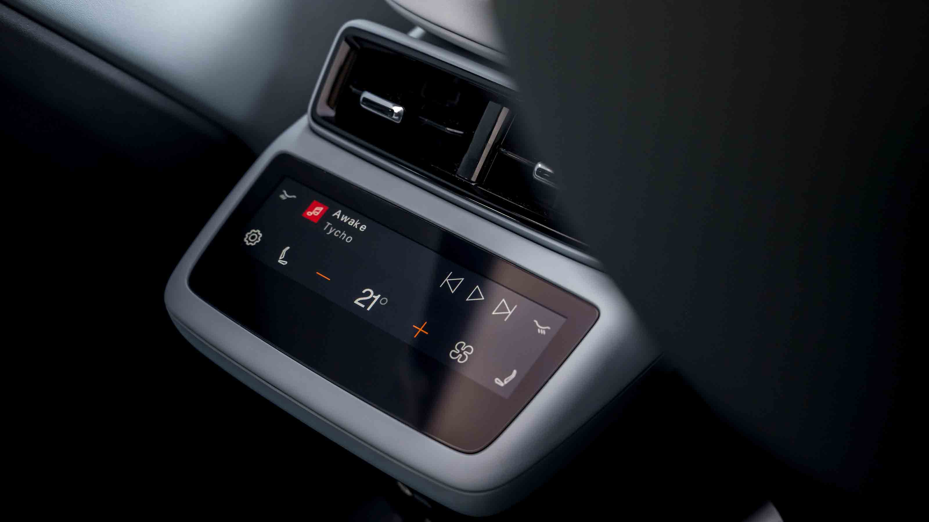 Polestar 4 Coupe - rear climate control screen