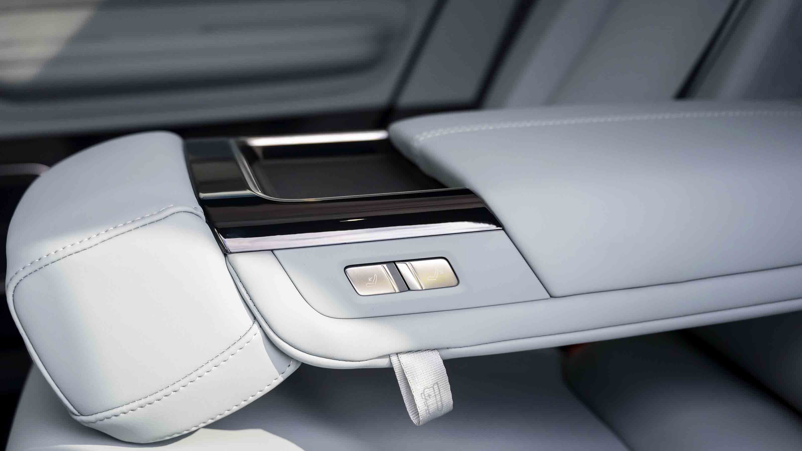 Polestar 4 Coupe - rear arm rest with front seat controls