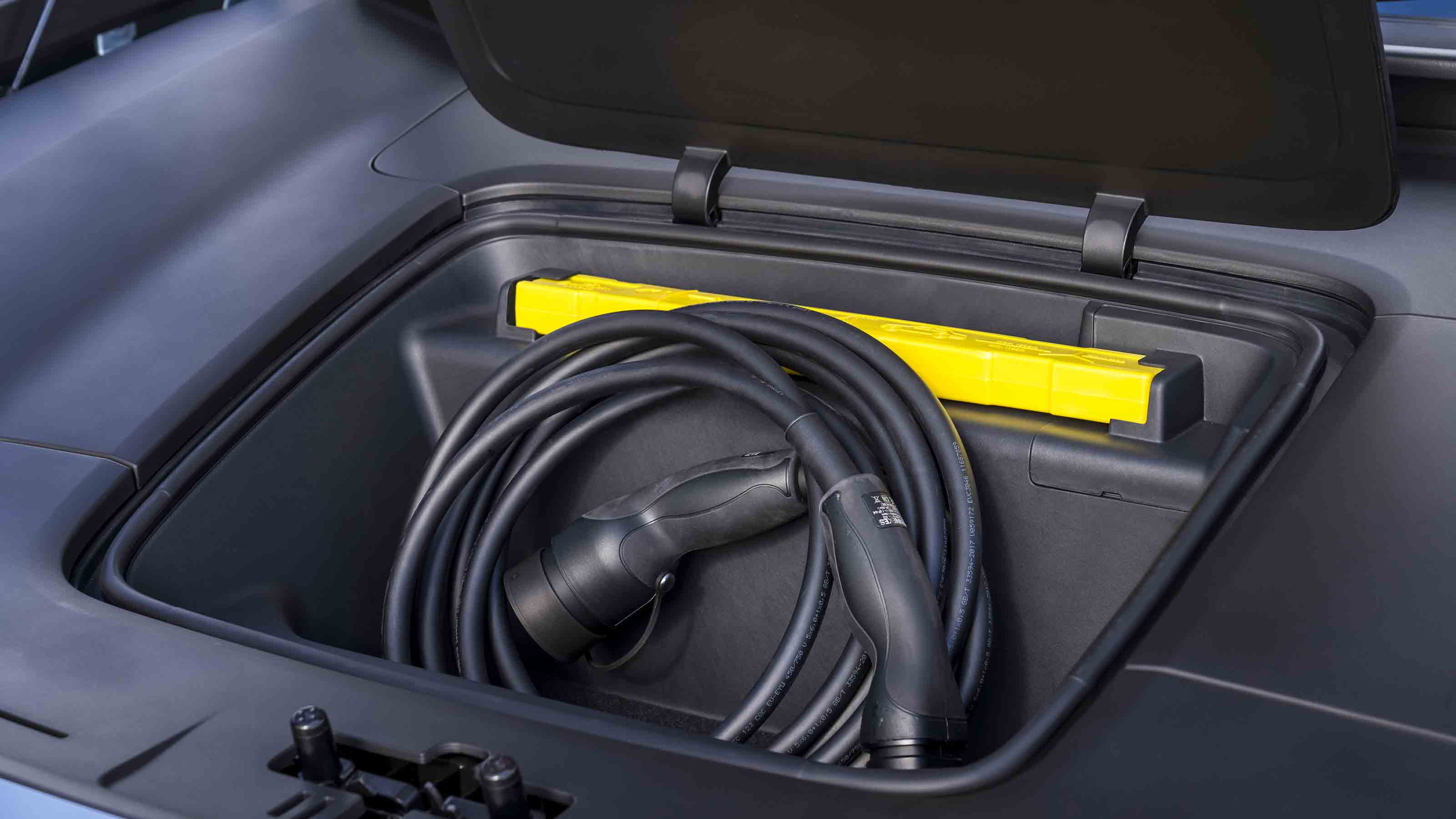 Polestar 4 Coupe - charging cable
