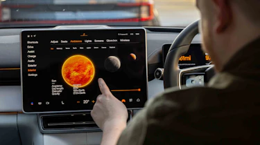 Polestar 4 Coupe - News reporter Ellis Hyde learning about the solar system