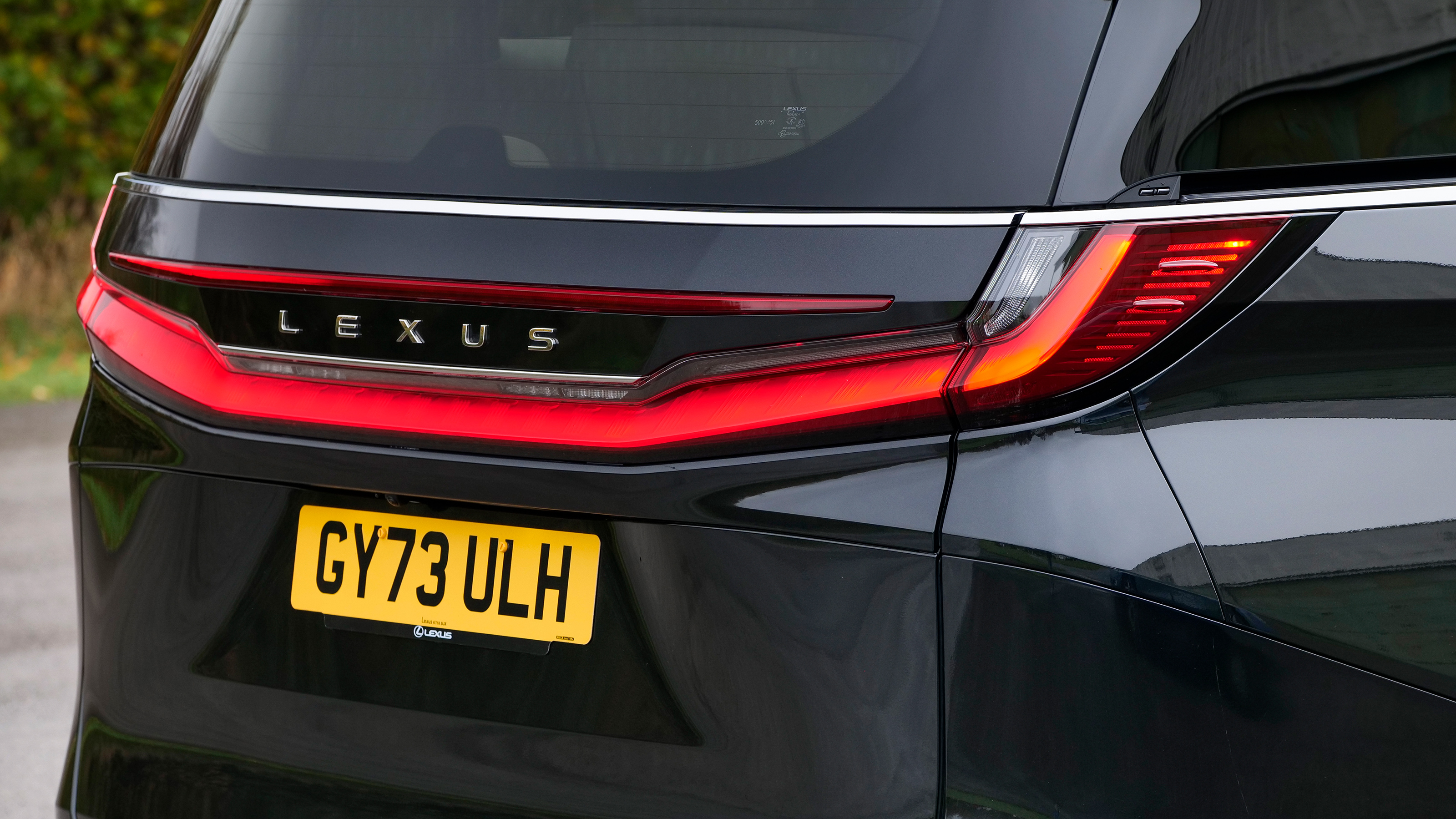 Lexus LM - tail light bar