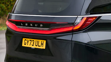 Lexus LM - tail light bar