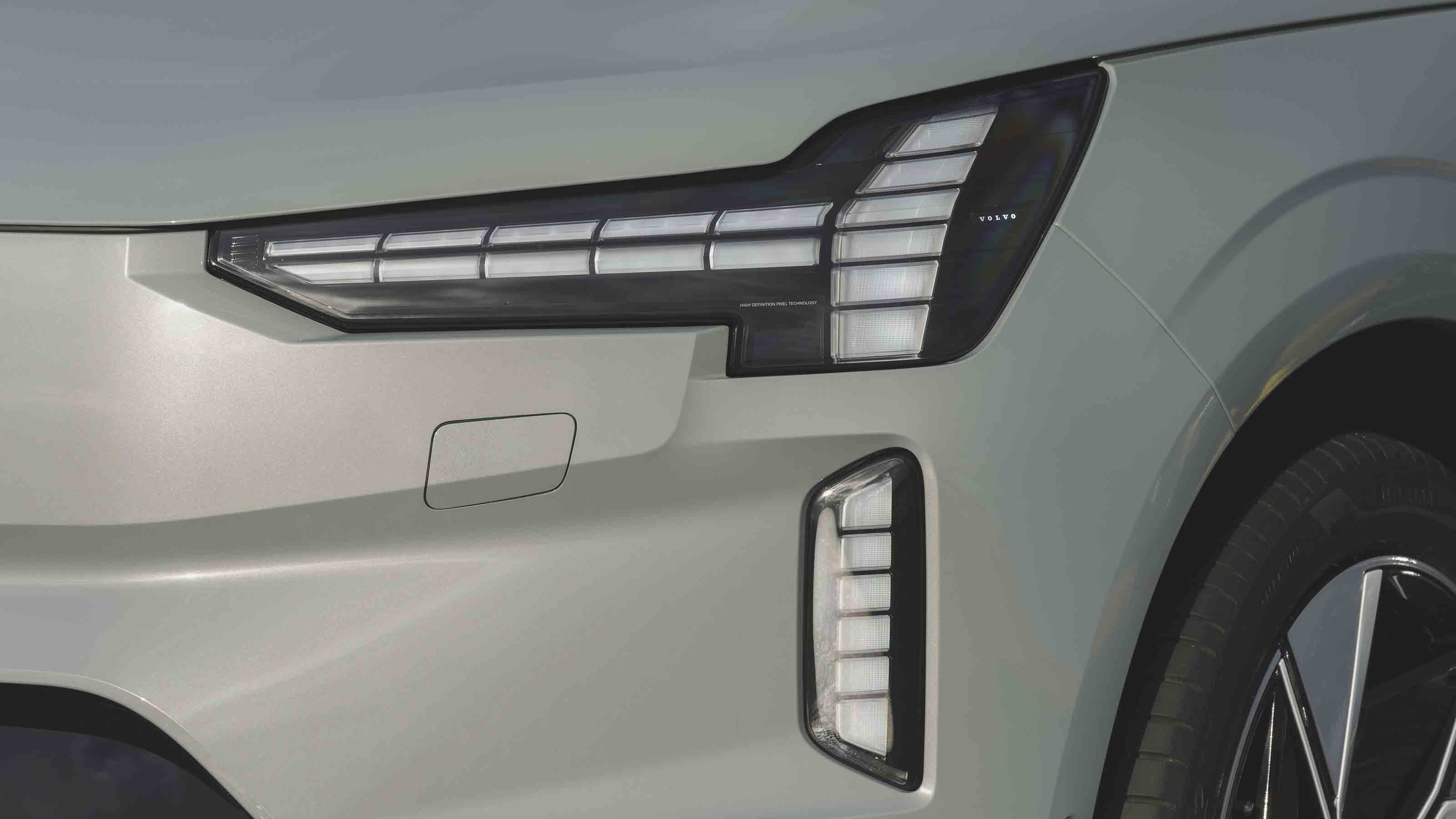Volvo EX90 - head light detail
