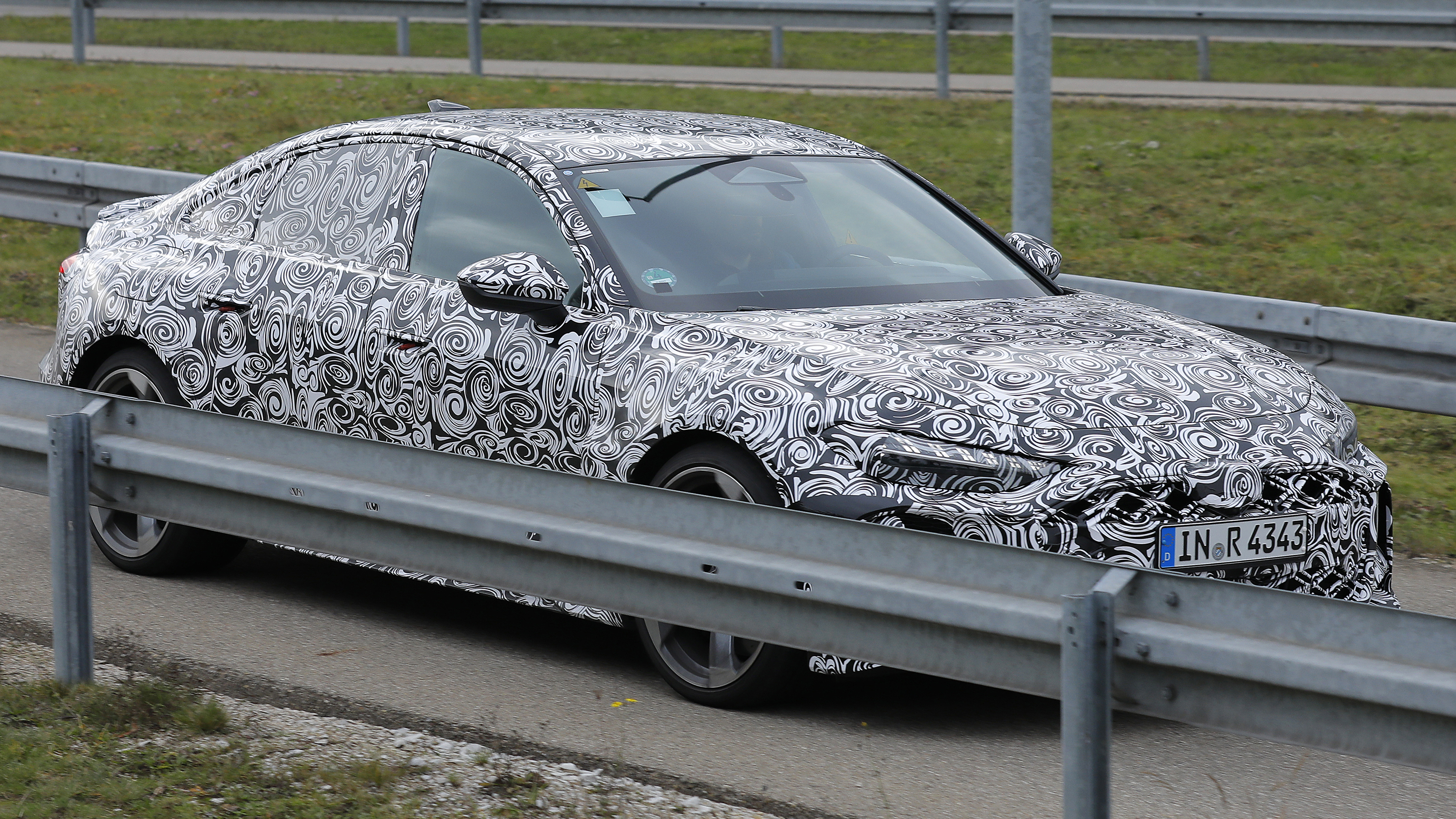 Audi RS5 Avant - dynamic front angled