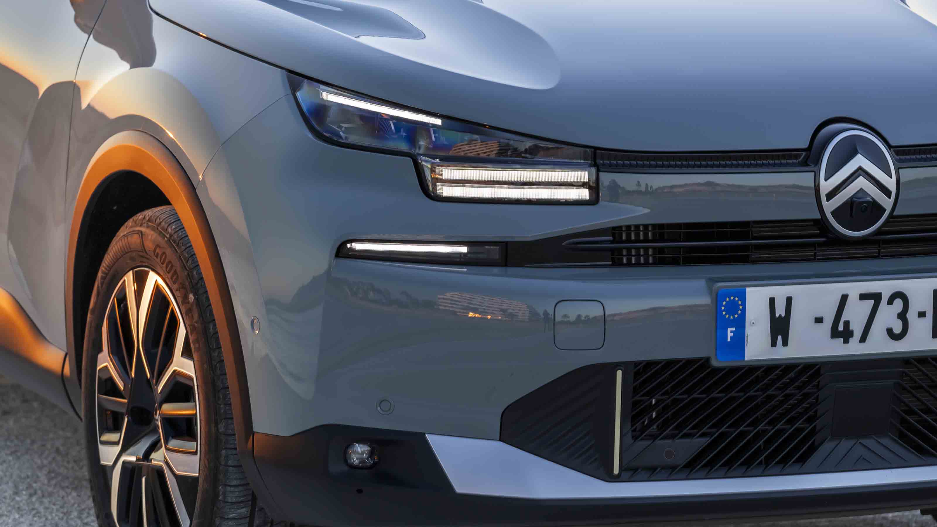 Citroen C4 - head light detail