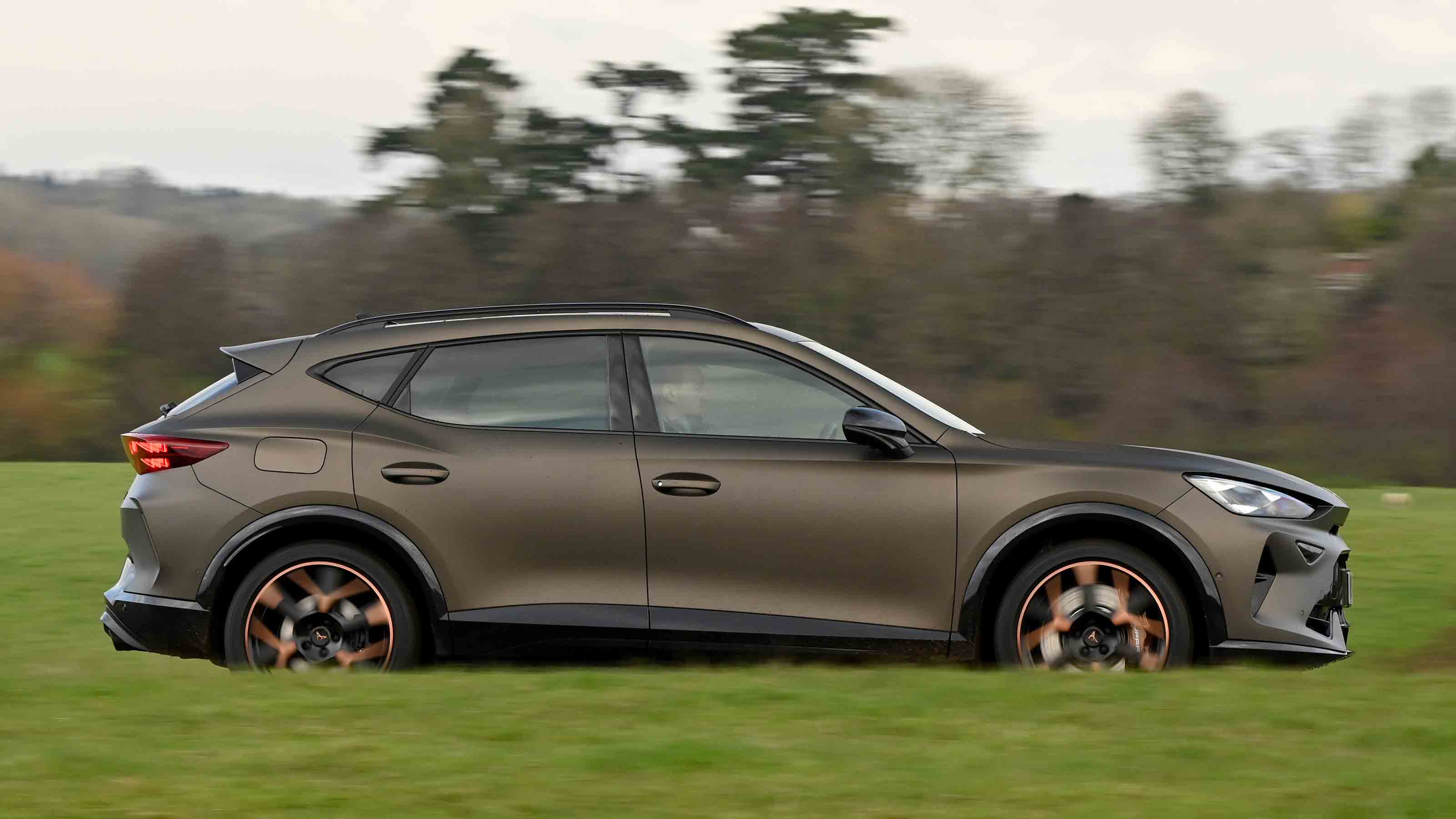 Cupra Formentor - side panning