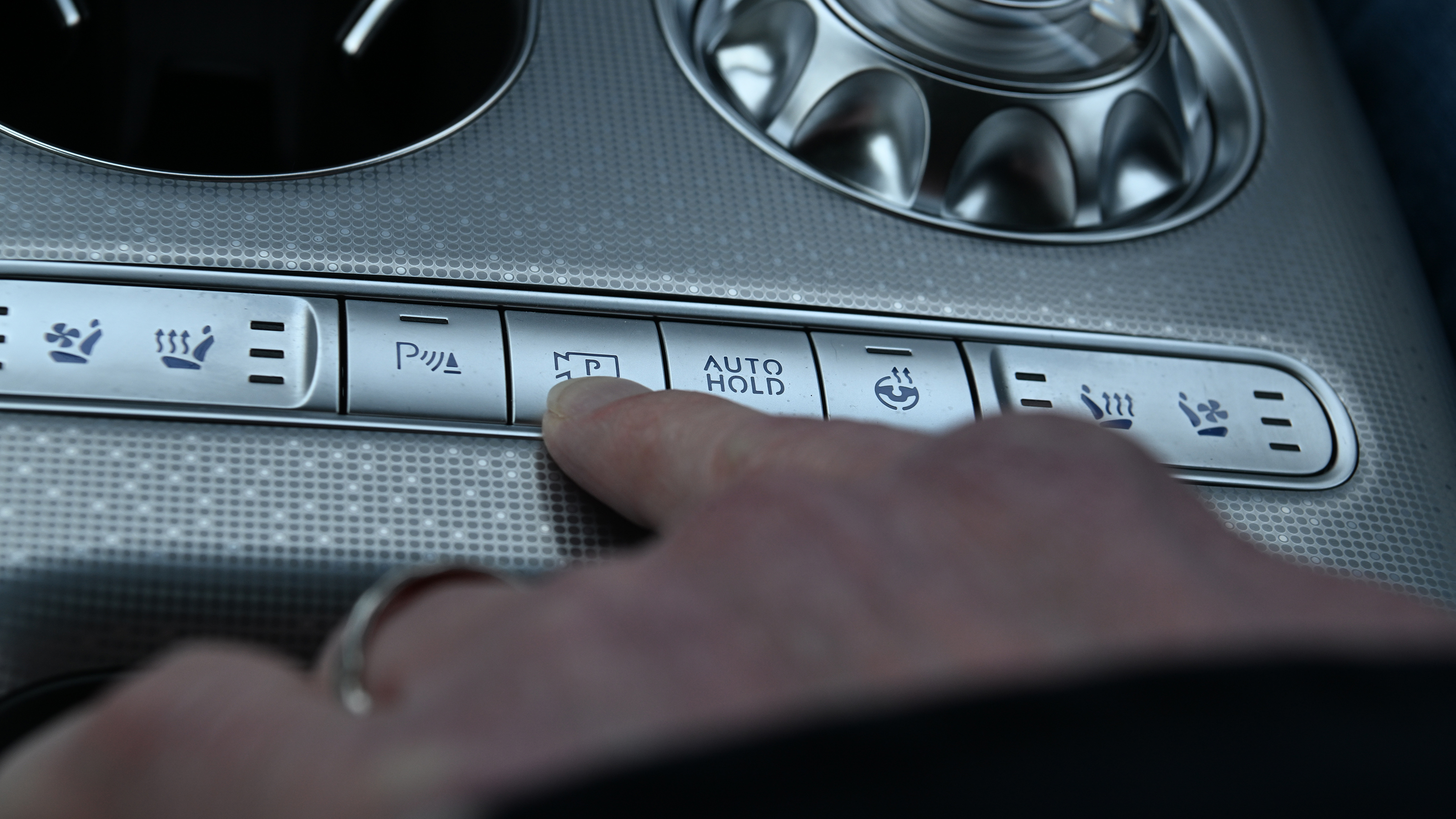 Genesis GV60 - centre console buttons