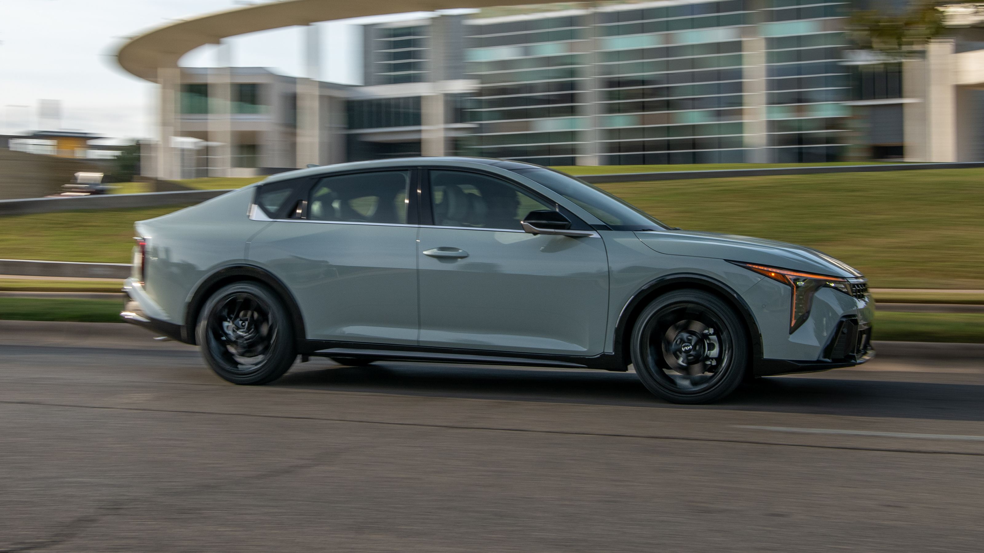 Kia K4 - side action