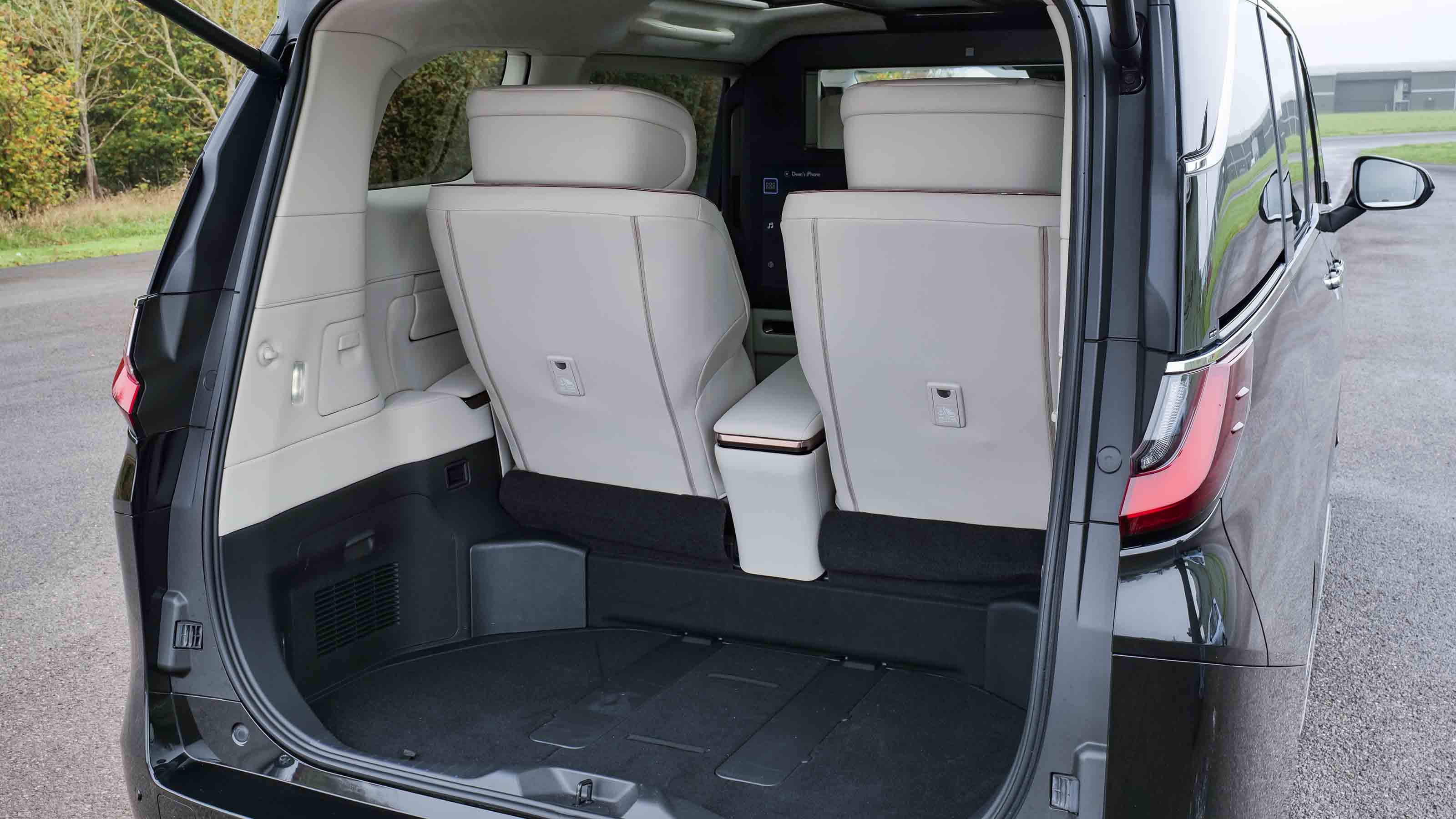 Lexus LM - boot