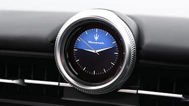Maserati GranCabrio Trofeo - clock