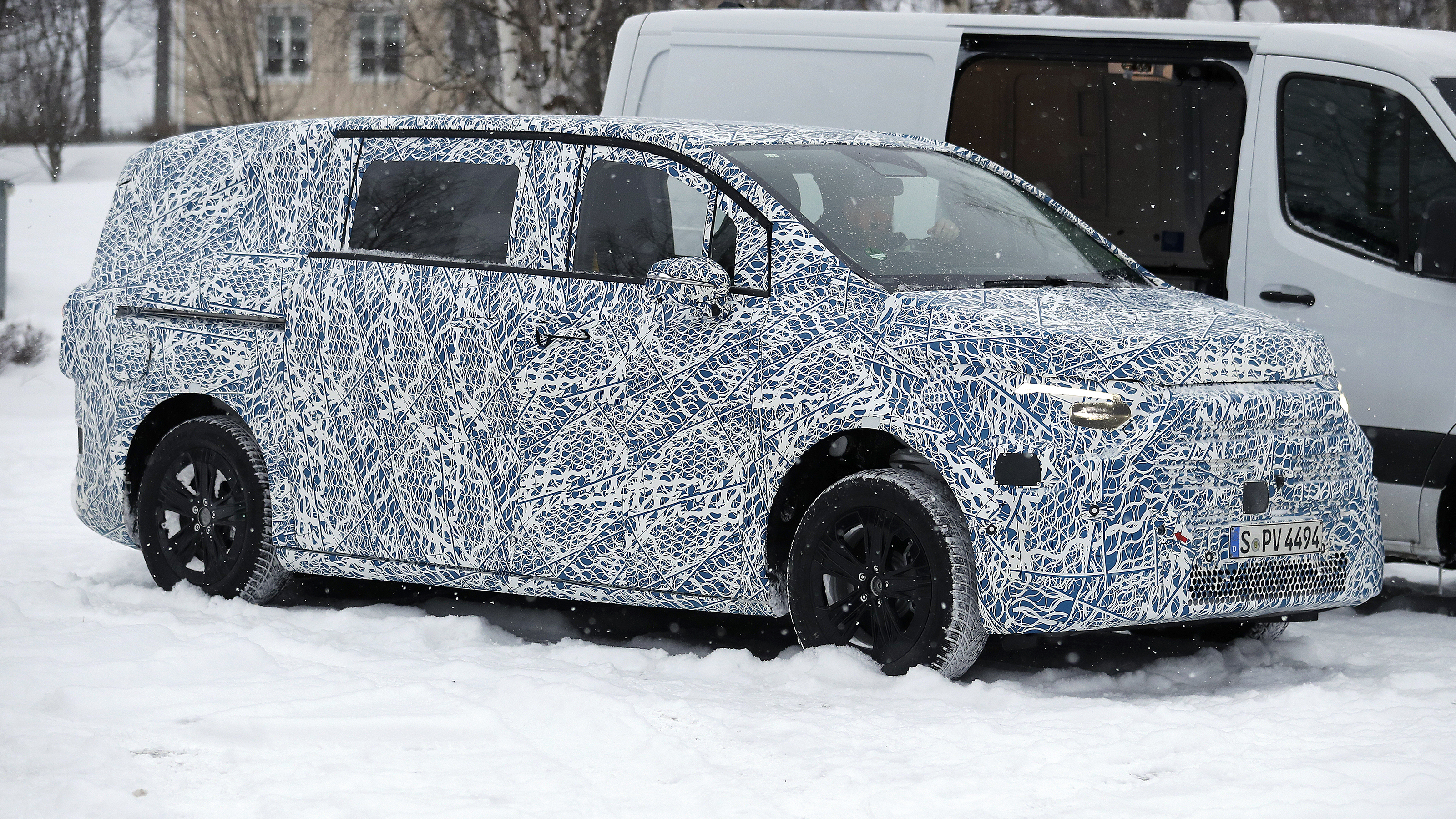 Mercedes V-Class - static front angled