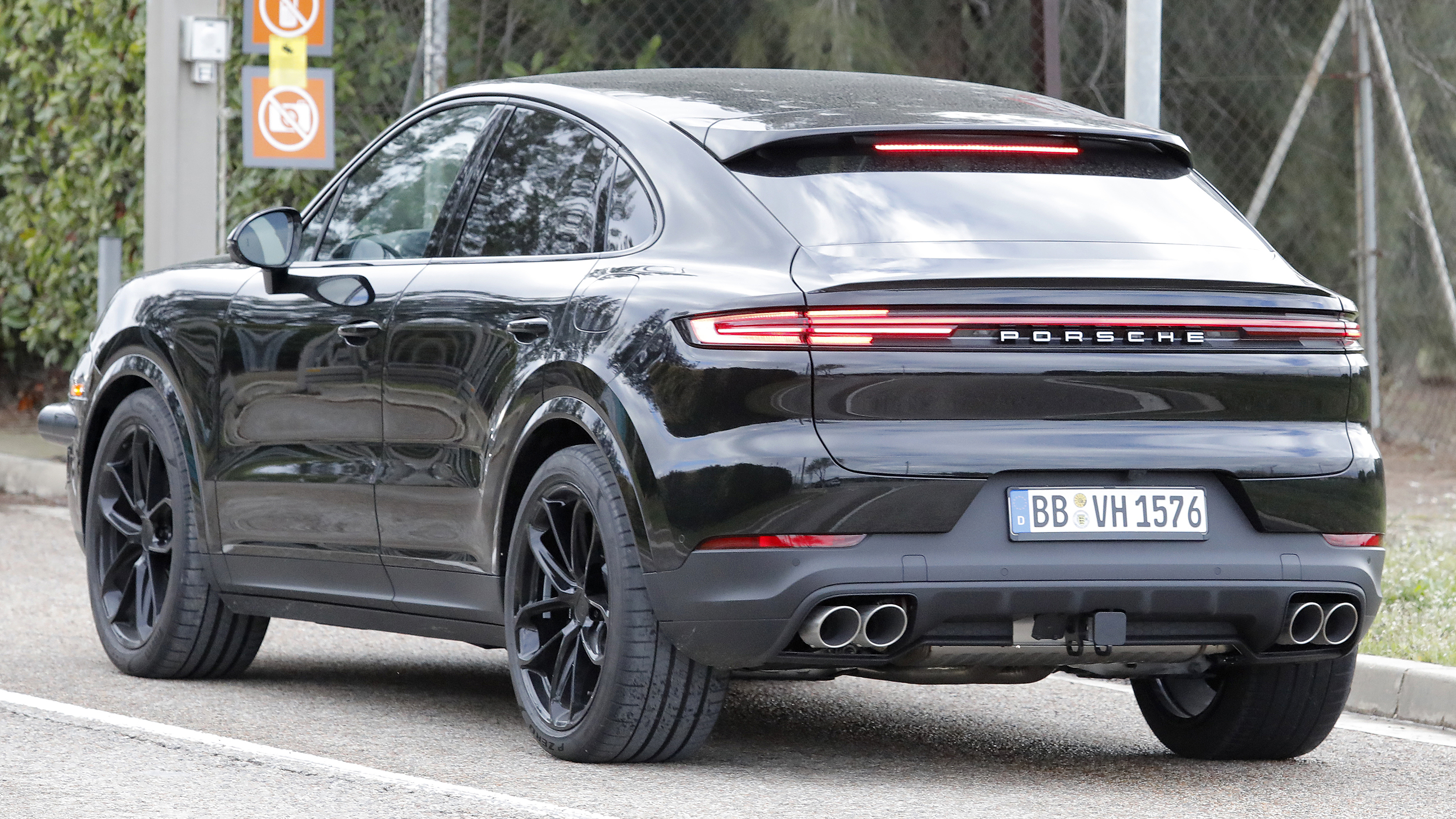 Porsche Cayenne Coupe Facelift spies - rear 3/4