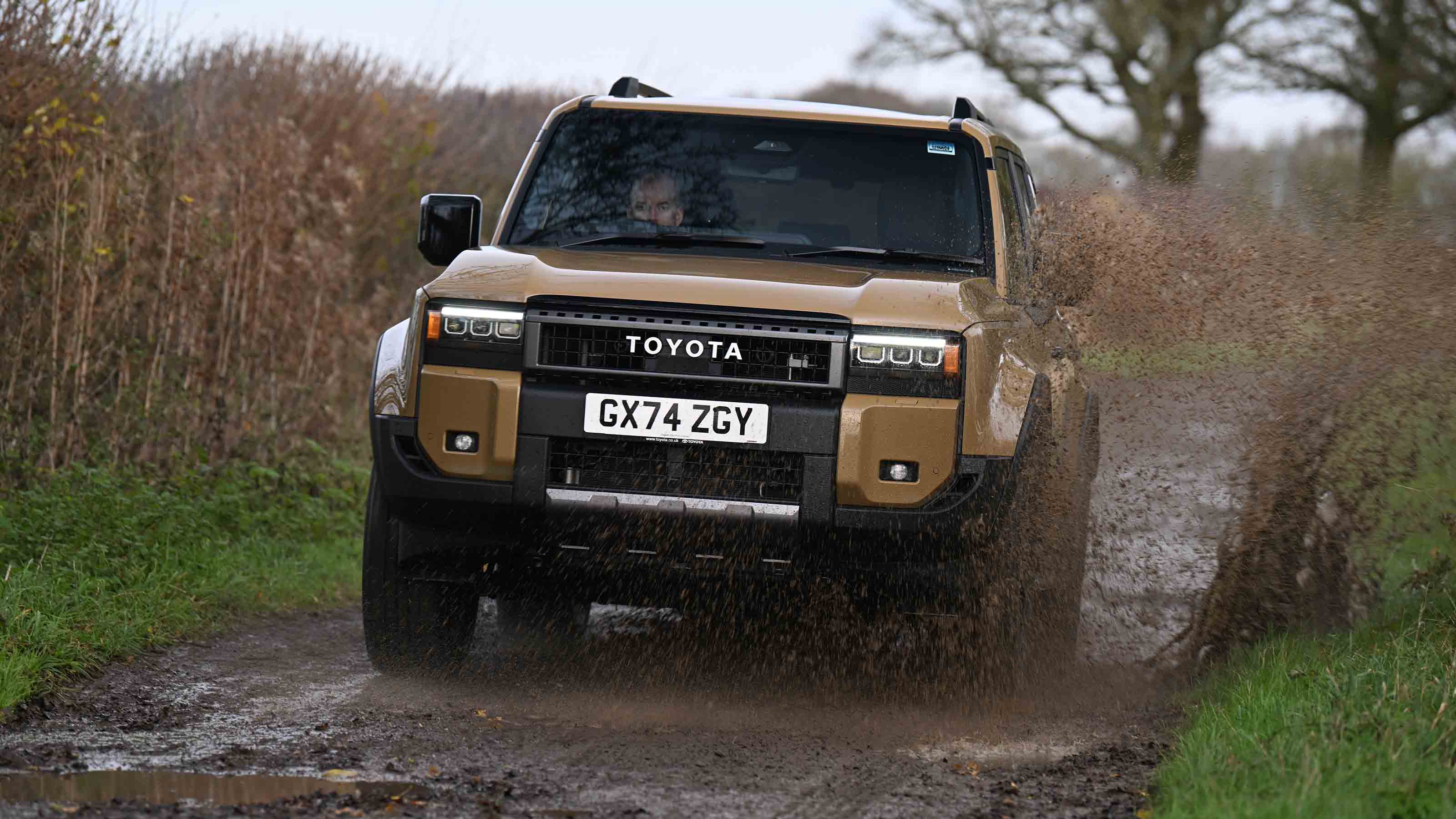 Toyota Land Cruiser - driving through mud (front)