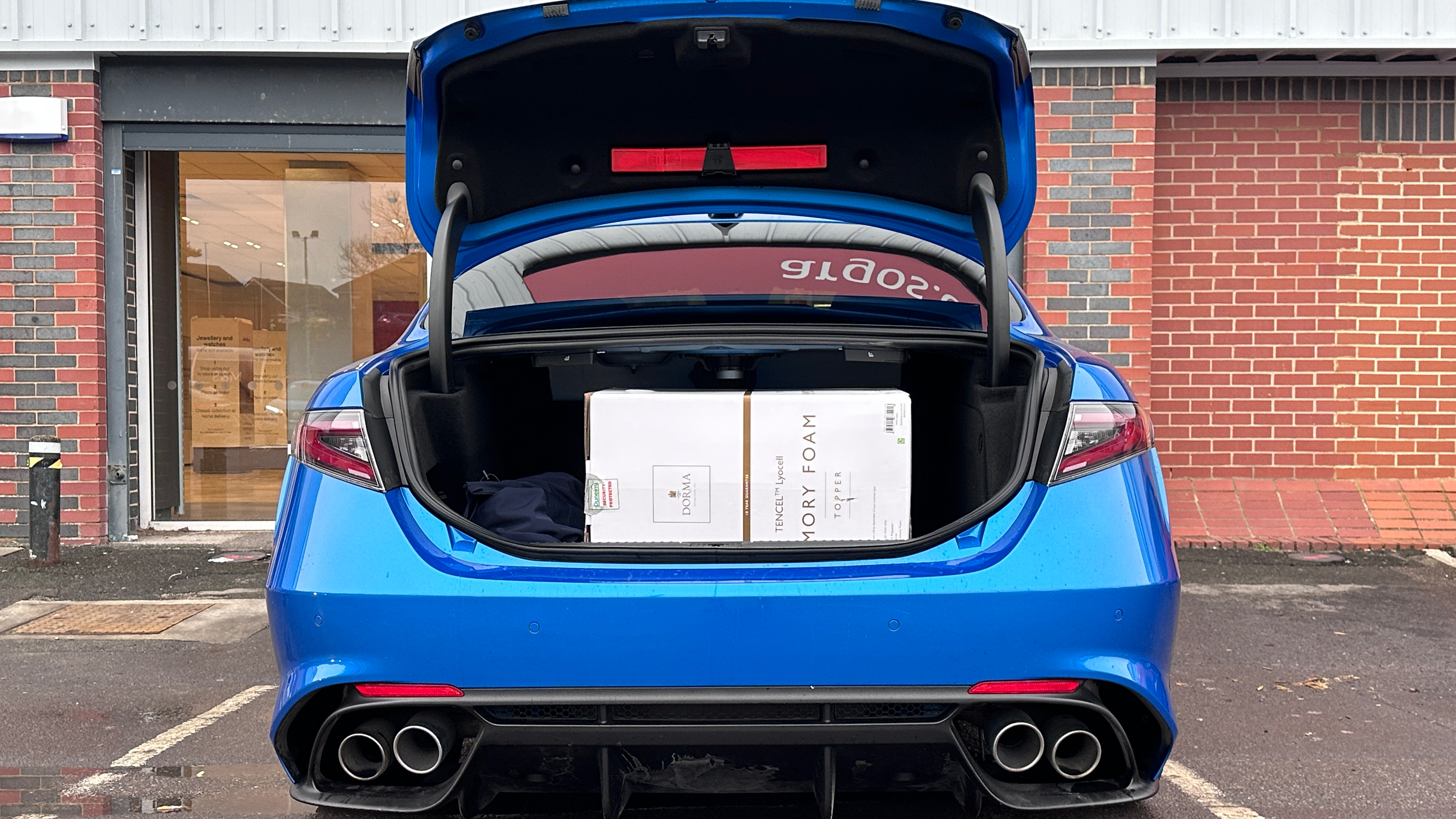 Alfa Romeo Giulia Quadrifoglio - boot