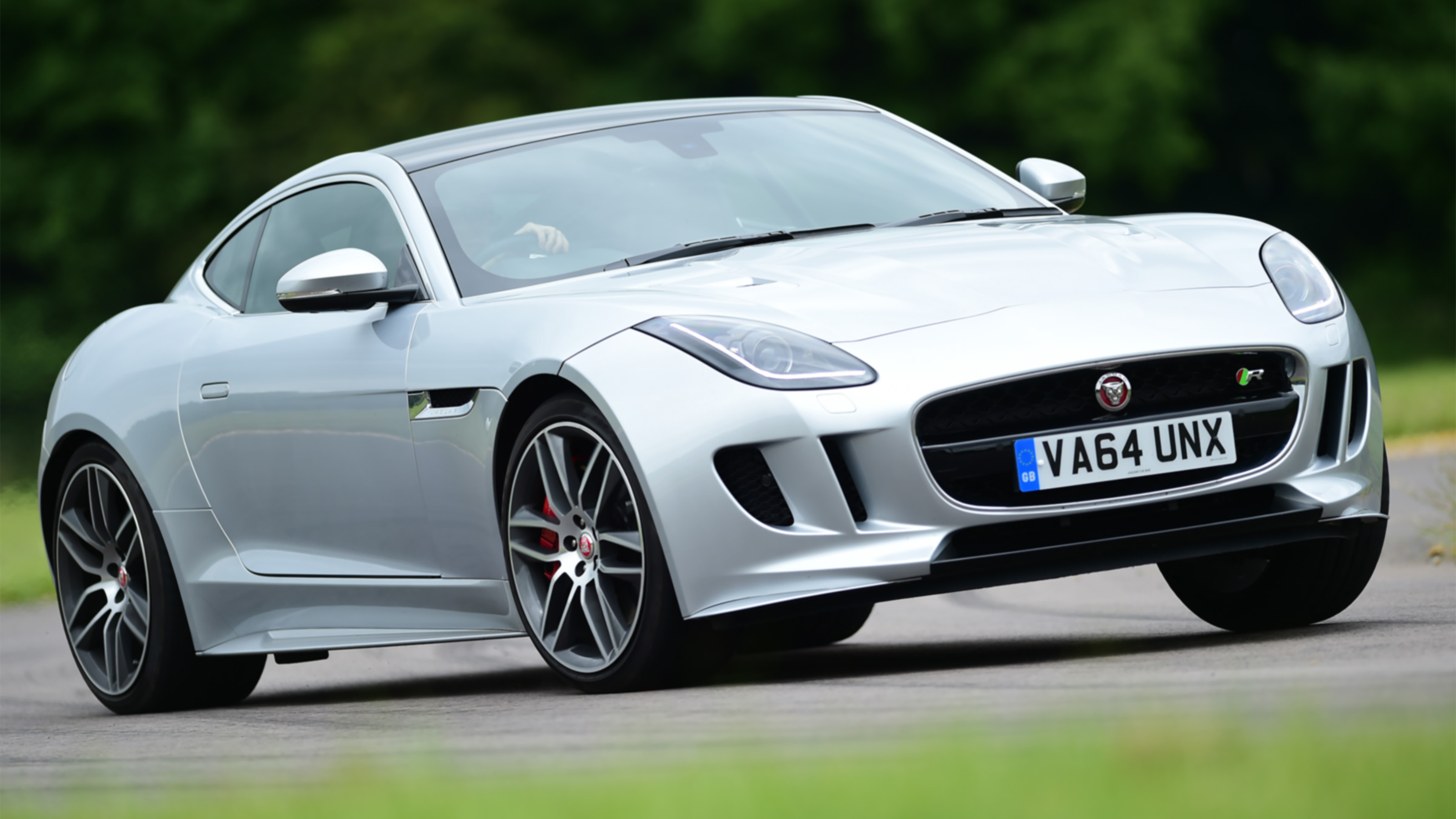 Jaguar F-Type - front cornering