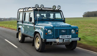 Land Rover Defender Classic V8 - front tracking