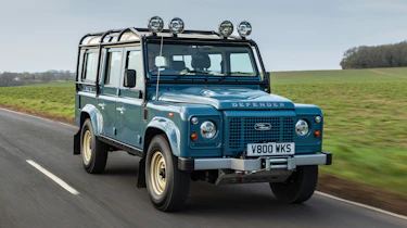 Land Rover Defender Classic V8 - front tracking