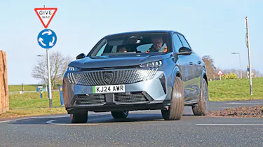 Peugeot E-3008 - front cornering