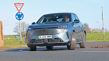 Peugeot E-3008 - front cornering