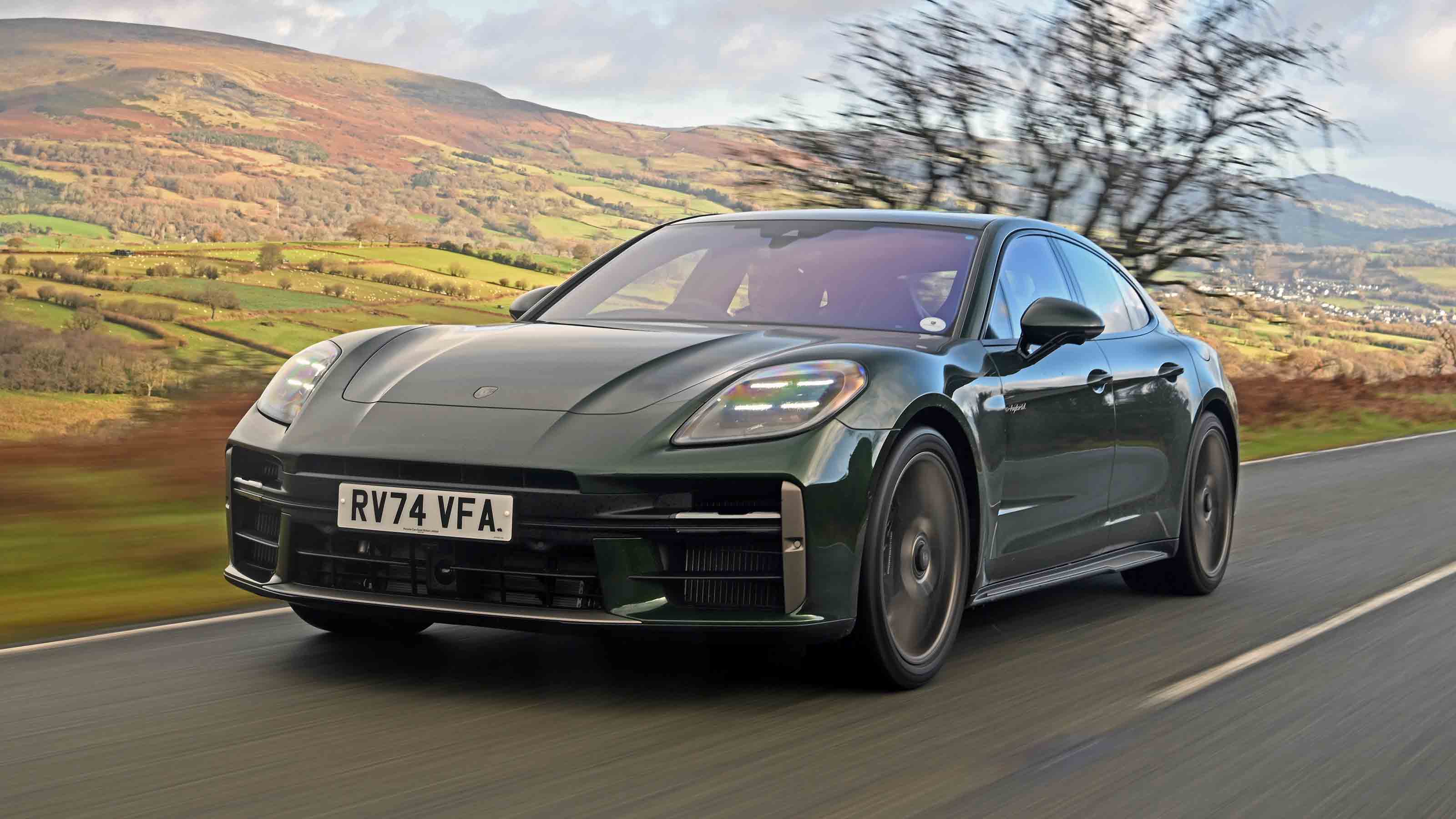 Porsche Panamera Turbo E-Hybrid - front corner tracking