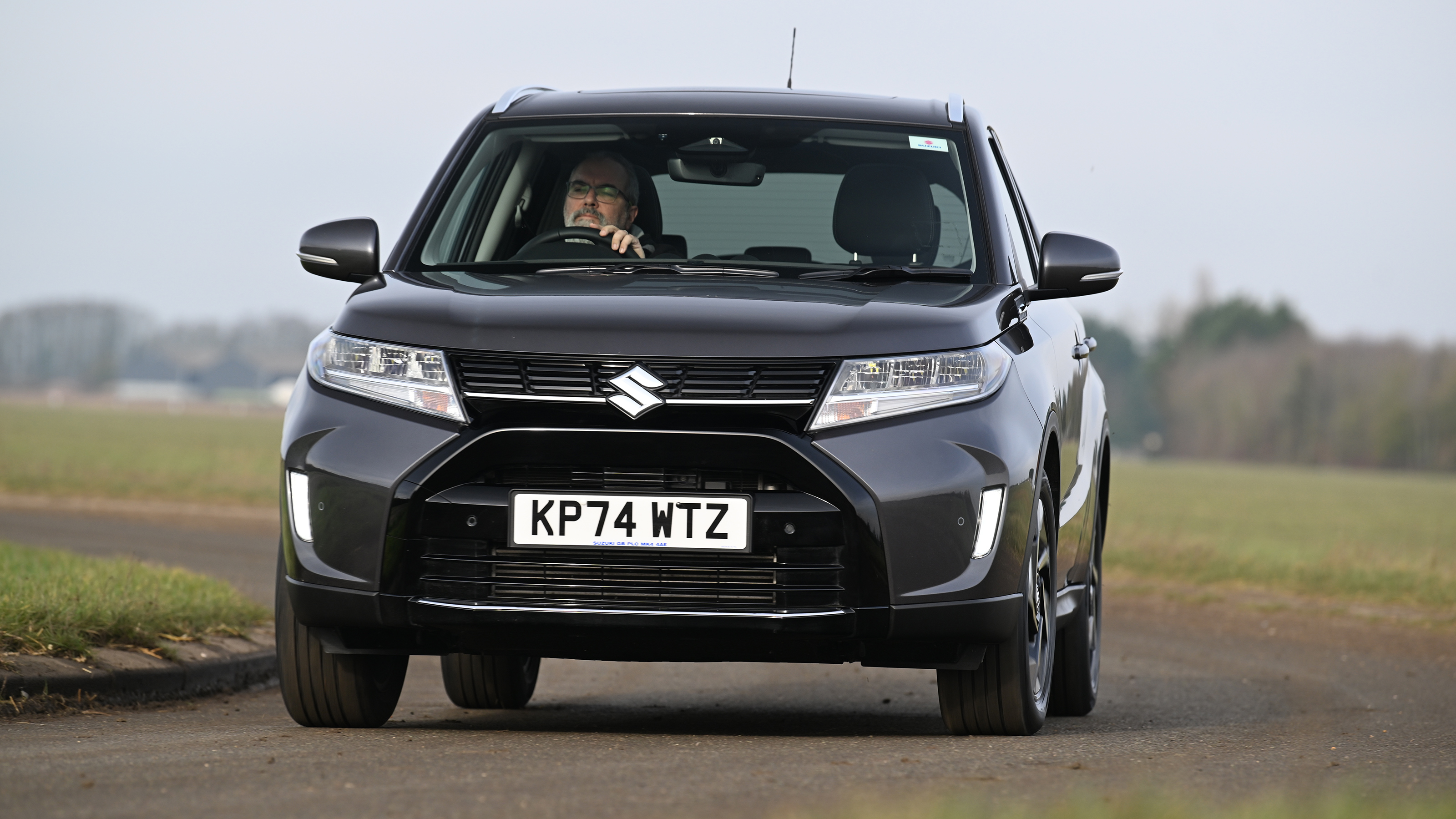 Suzuki Vitara - front cornering
