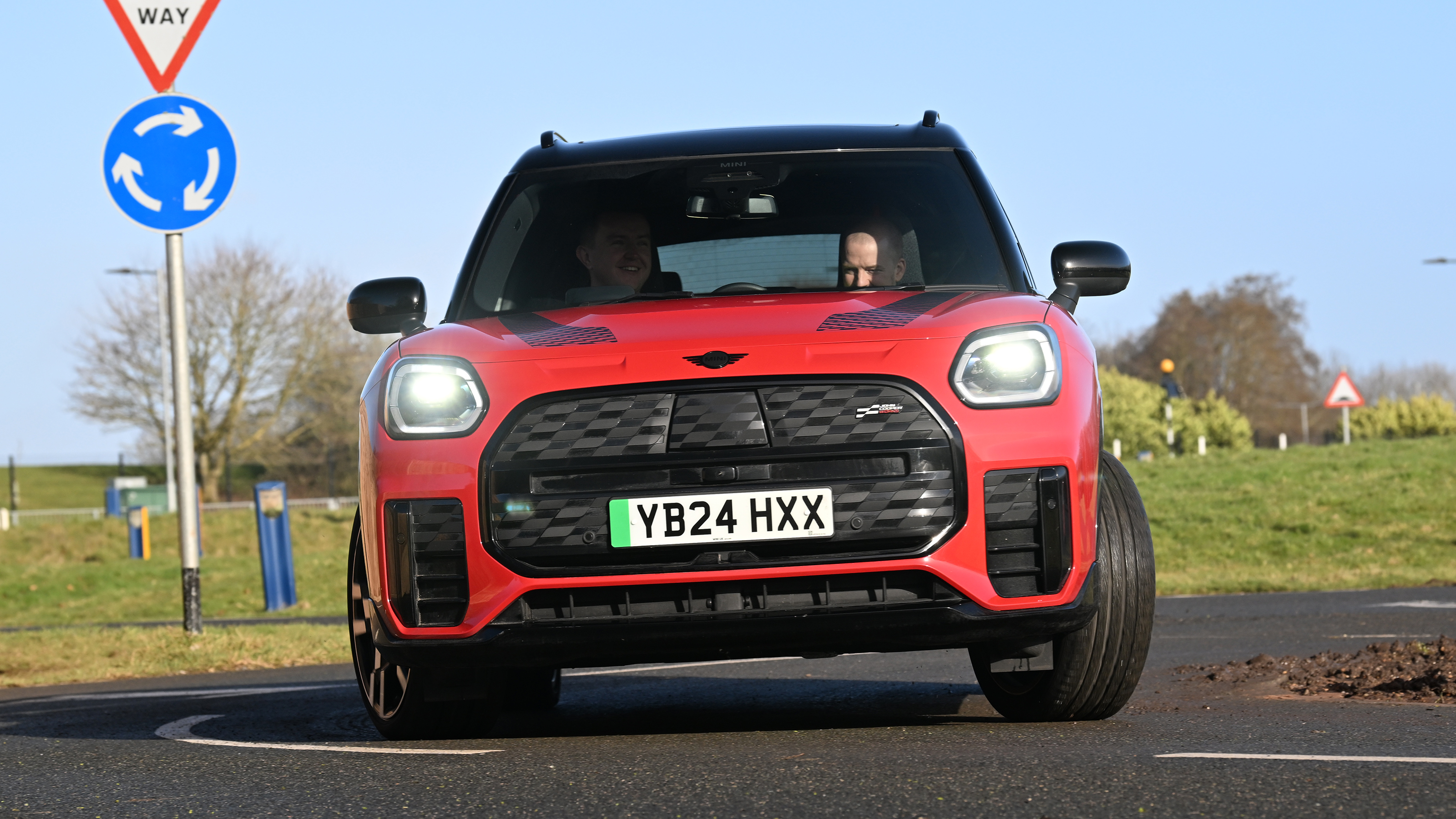MINI Countryman - front cornering
