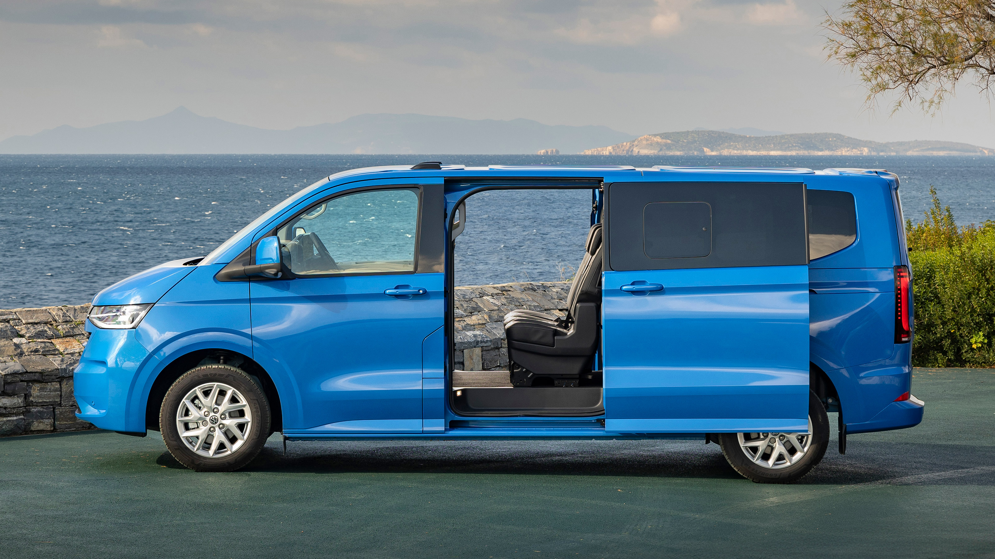Volkswagen Transporter e-Shuttle - side door open