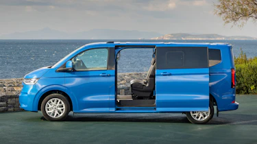 Volkswagen Transporter e-Shuttle - side door open