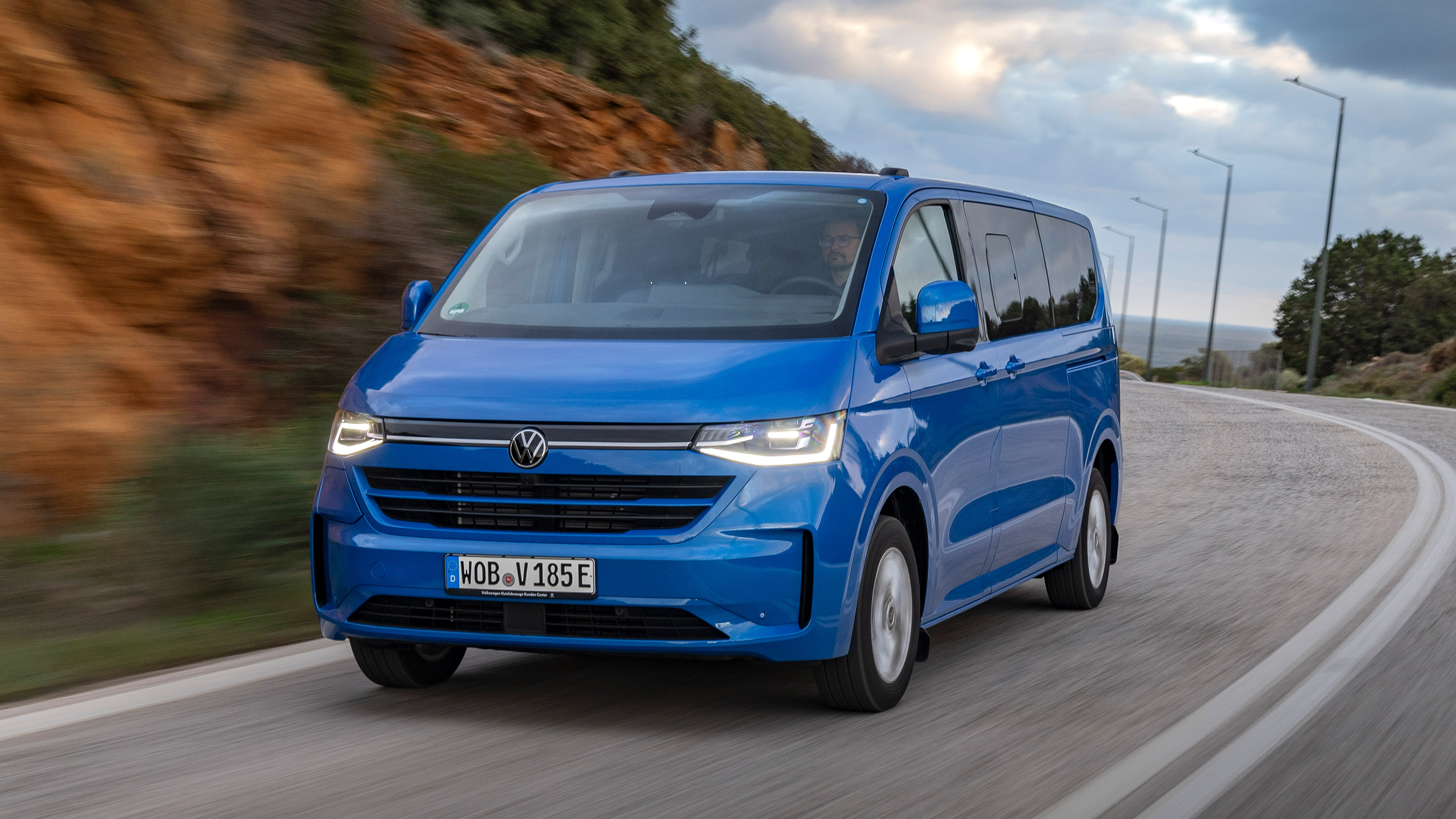 Volkswagen Transporter e-Shuttle - front tracking