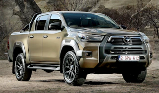 2025 Toyota Hilux Hybrid 48V - static front 3/4 in desert