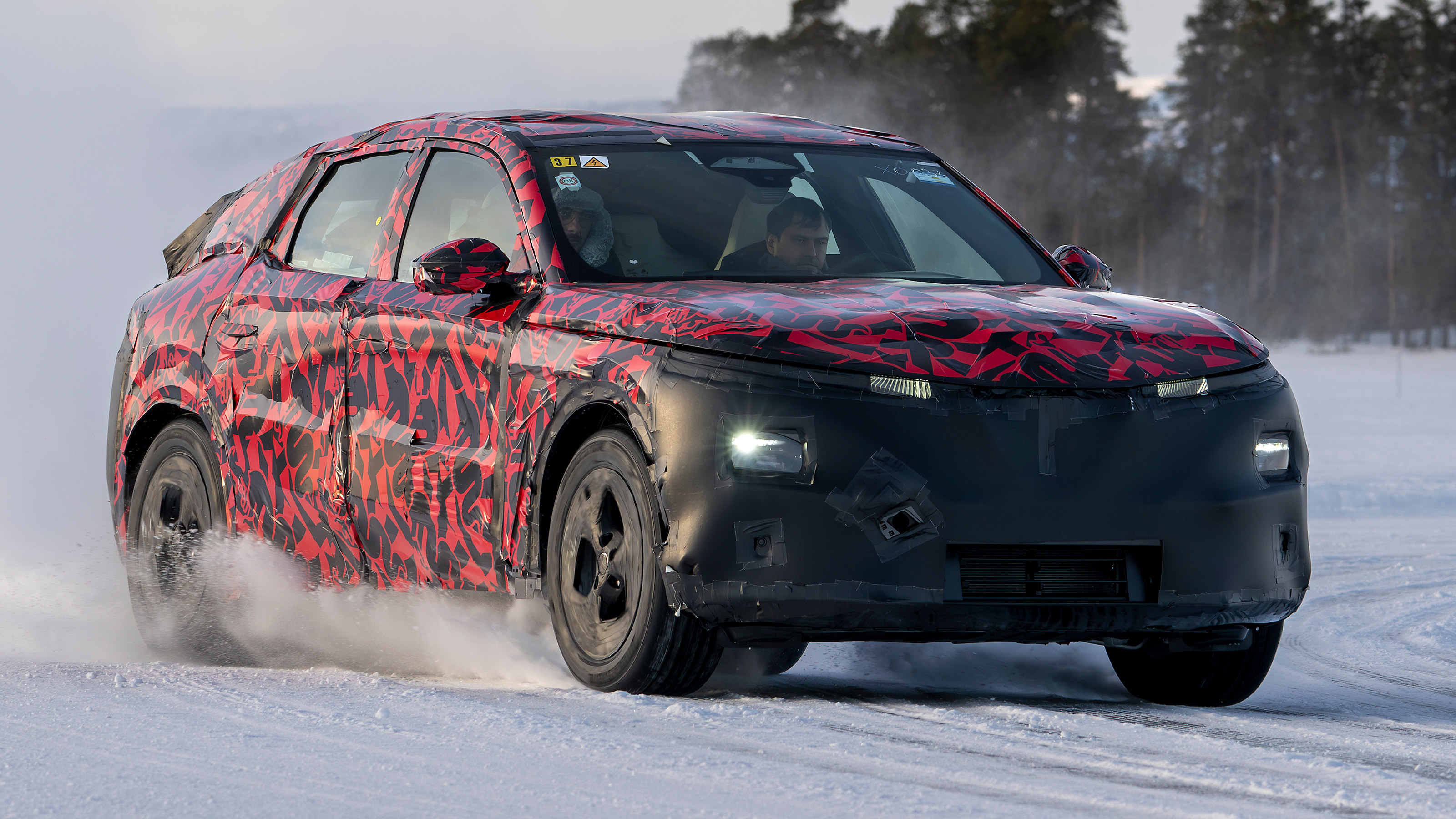 Alfa Romeo Stelvio (camouflaged) - front action