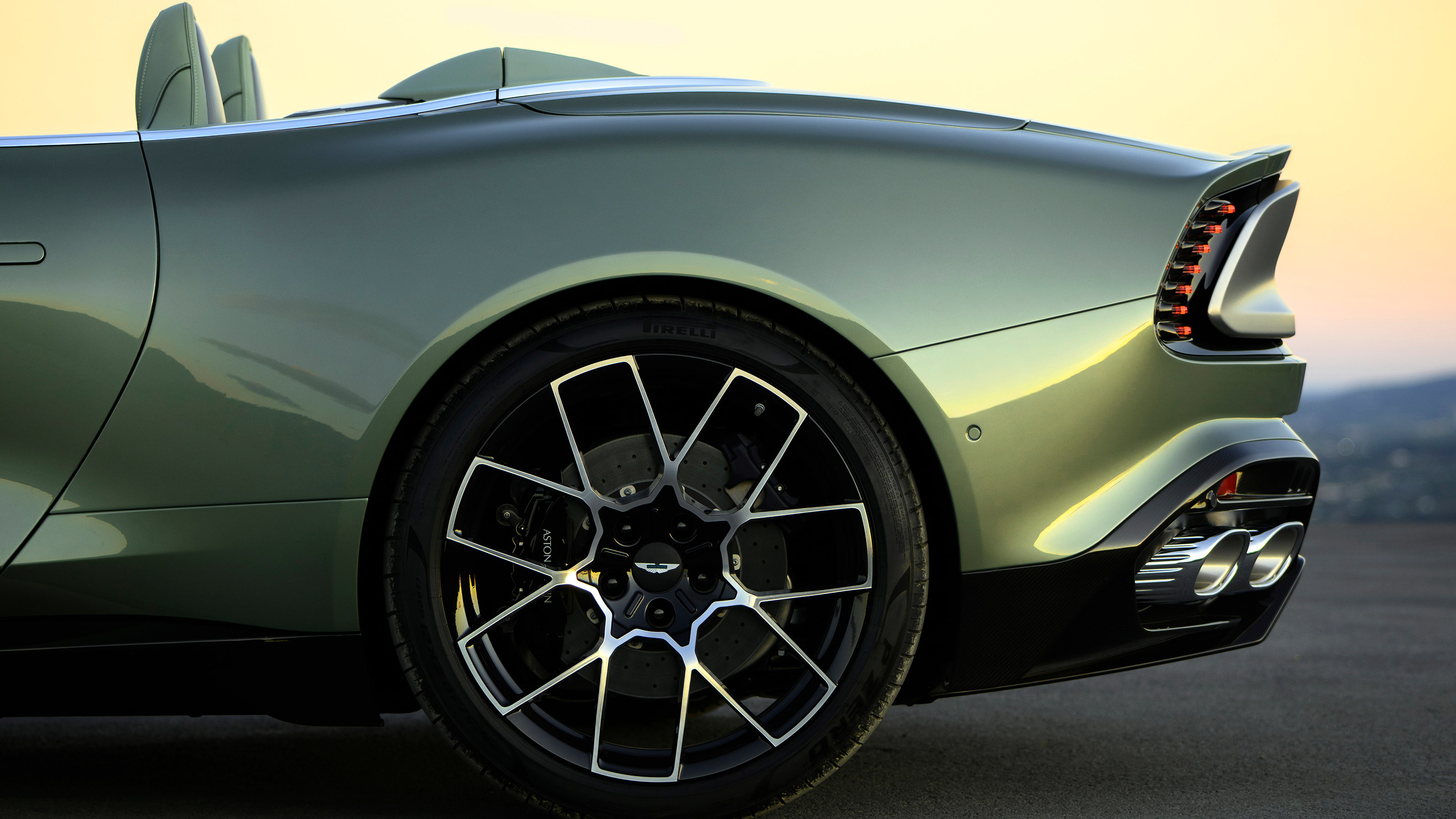 Aston Martin Vanquish Volante - rear wheel