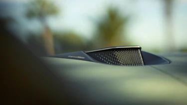 Aston Martin Vanquish Volante - speaker