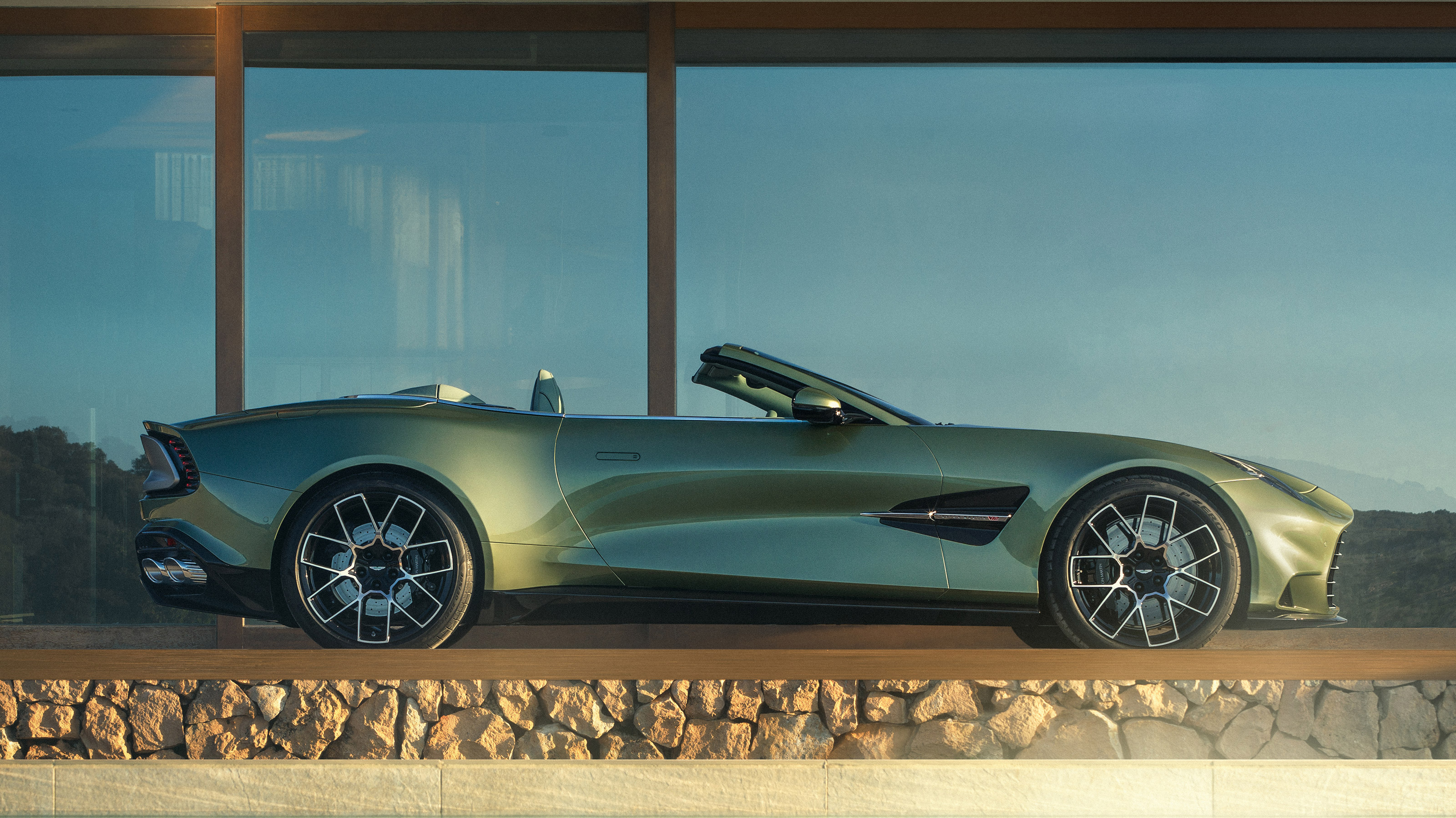 Aston Martin Vanquish Volante - side
