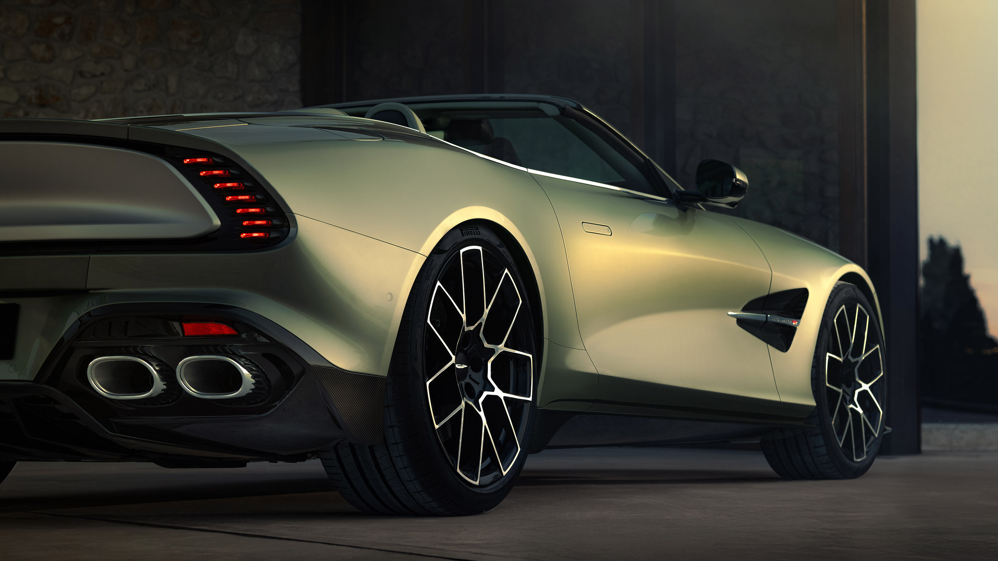 Aston Martin Vanquish Volante - rear profile