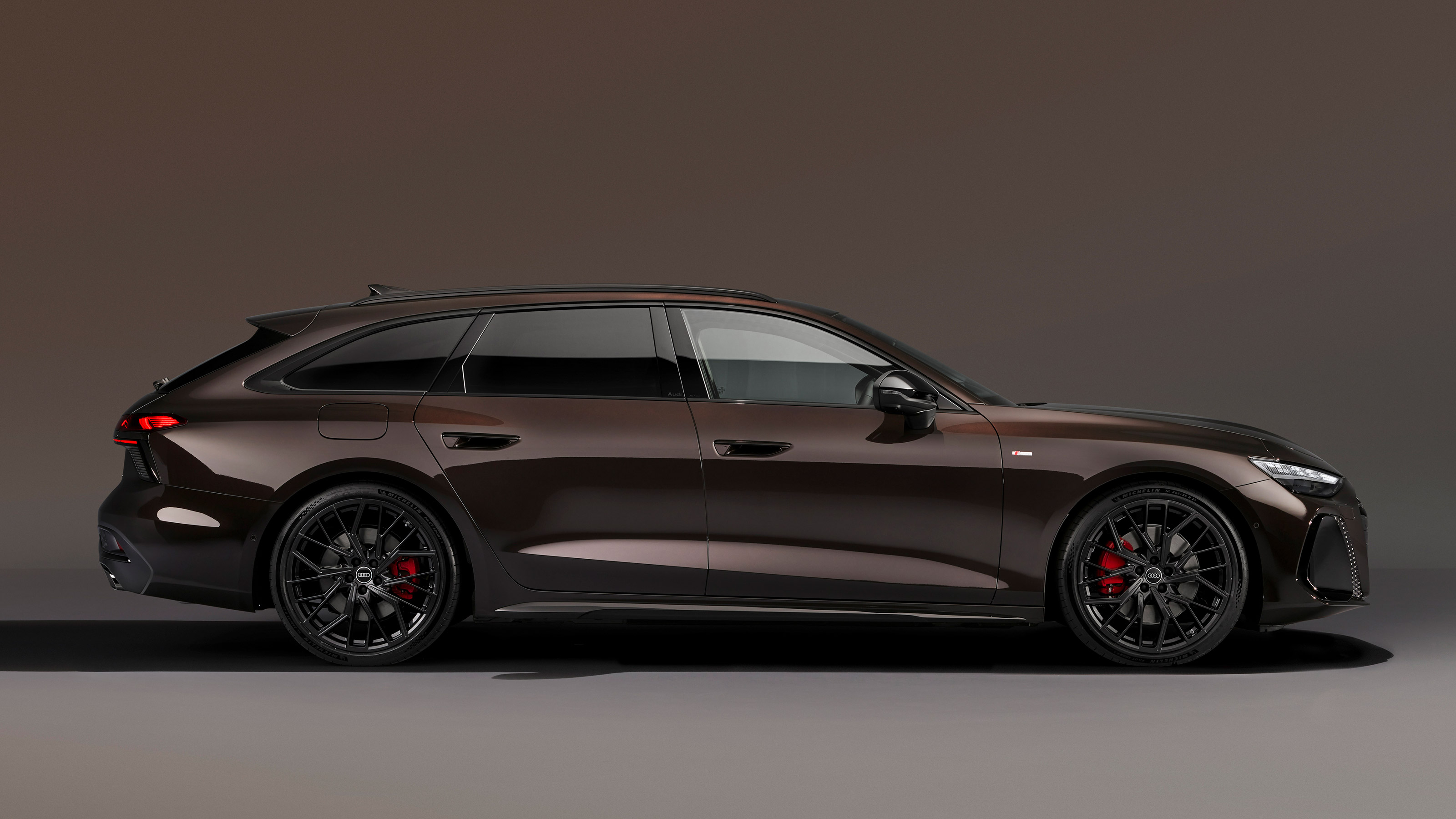 Audi A6 Avant - side studio