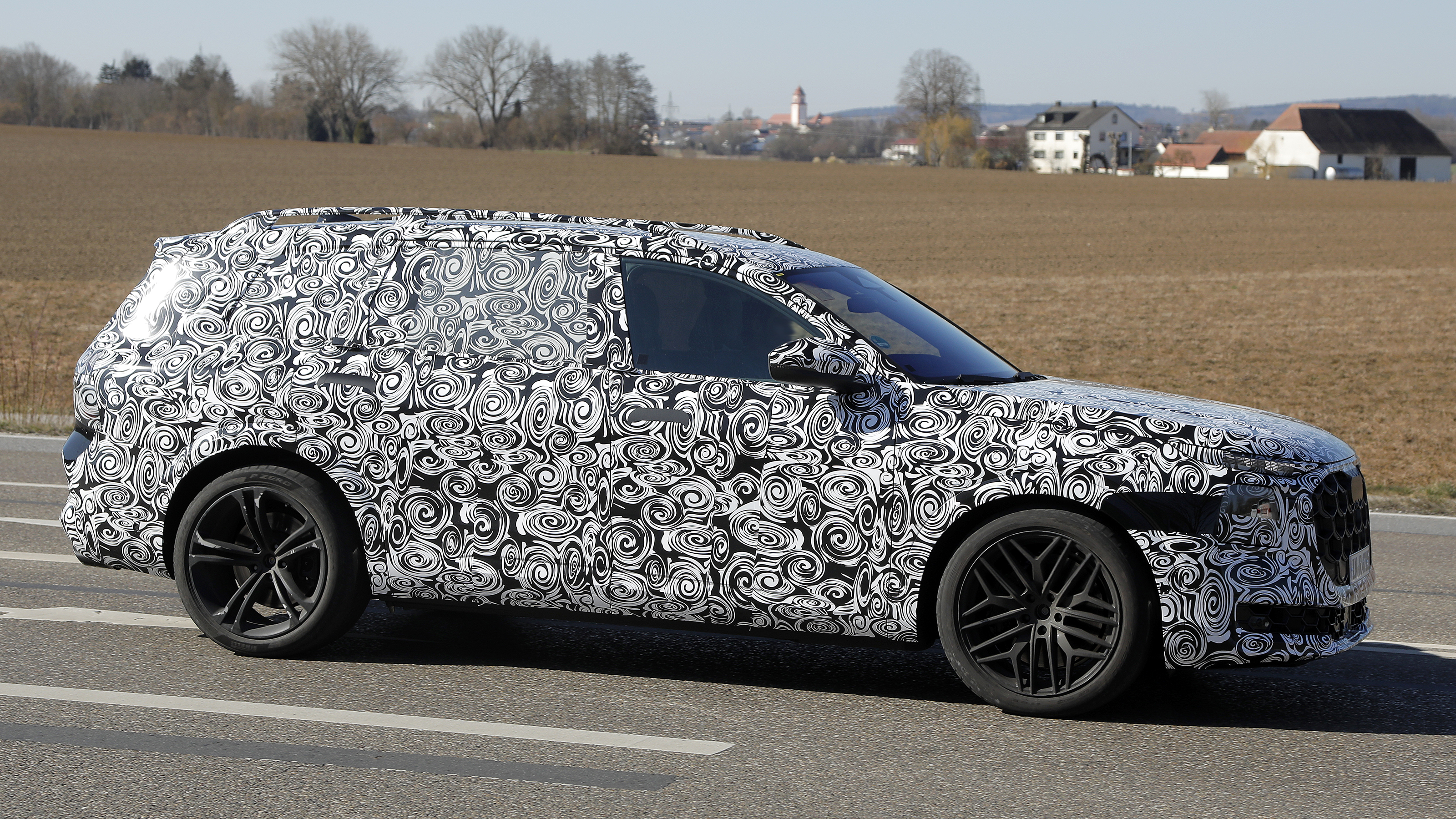 New Audi Q9 - side