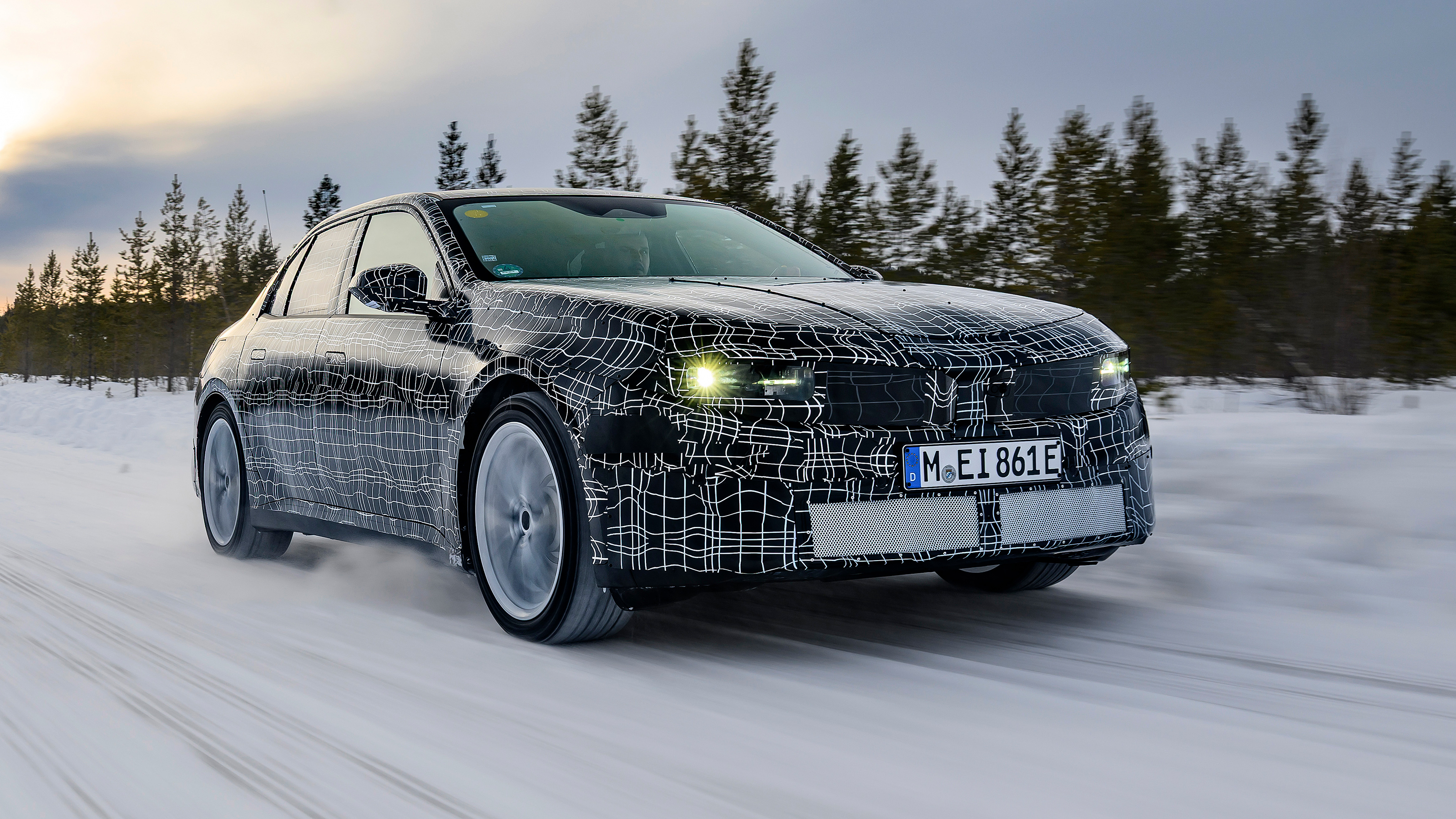 BMW 3 Series ‘Neue Klasse’ (camouflaged) - front 3/4 tracking right